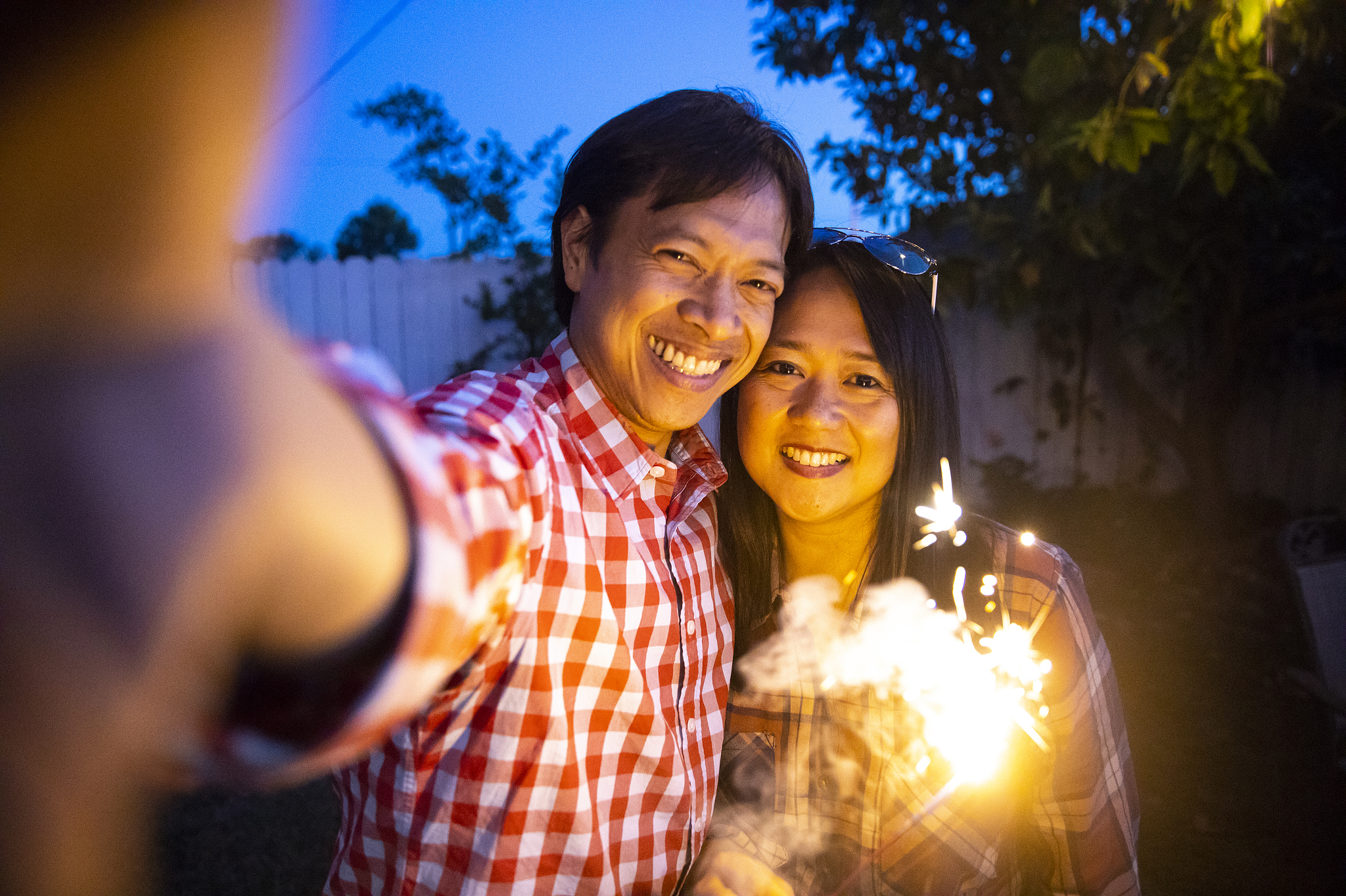老婆婆与年轻人和小孩儿下山偶遇烟花，感受生命的美好 | 感人故事