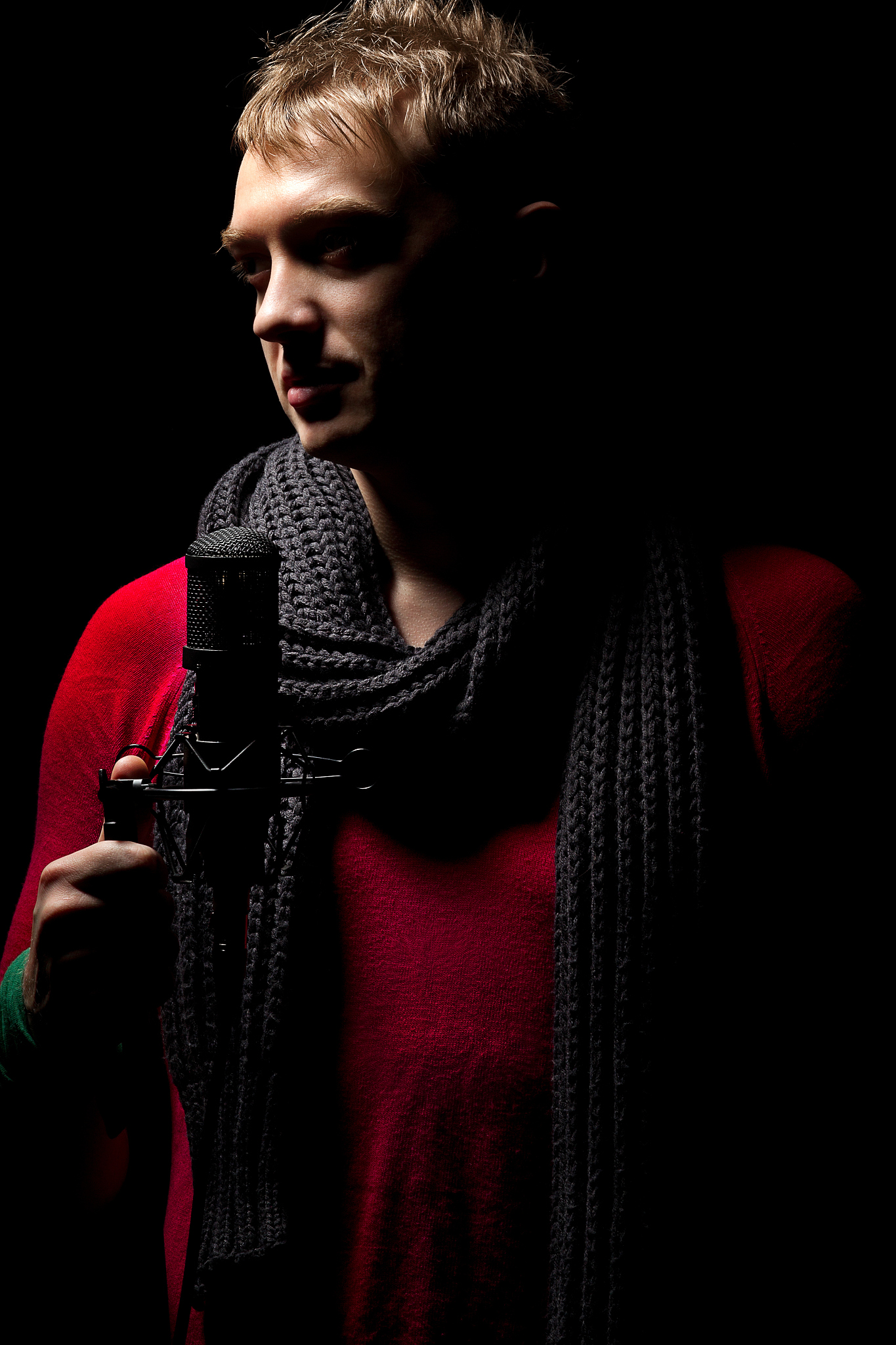 歌手信息管理是可以进行添加歌手信息操作。在文本框输入所要添加的歌手信息然后提交即可输入错误可以点击重置按钮对文本框重置。如果想要修改歌手的姓名点击详情按钮进去之后在文本框删除当前歌手名输入想要修改的歌手名即可。并且可以通过点击修改按钮对歌手所属的音乐分类进行修改。图53是添加歌手信息界面。将这段话扩充