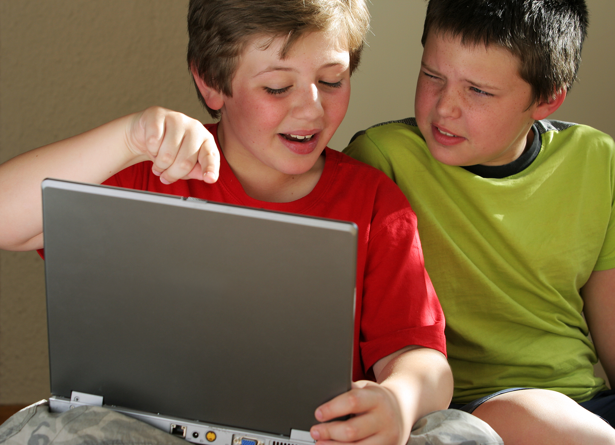 我今天用浏览器接入ChatGPT男生会因为聊天喜欢一个女生吗作为一个AI模型我不能确定每个男生的喜好和倾向。但是一般来说男生和女生一样可能会因为聊天喜欢别人。聊天可以帮助人们更好地了解对方的思想、兴趣和个性从而建立更深厚的情感连接。然而每个人都有自己独特的偏好和标准所以并不是每个男生都会因为聊天而喜欢一个女生。继续