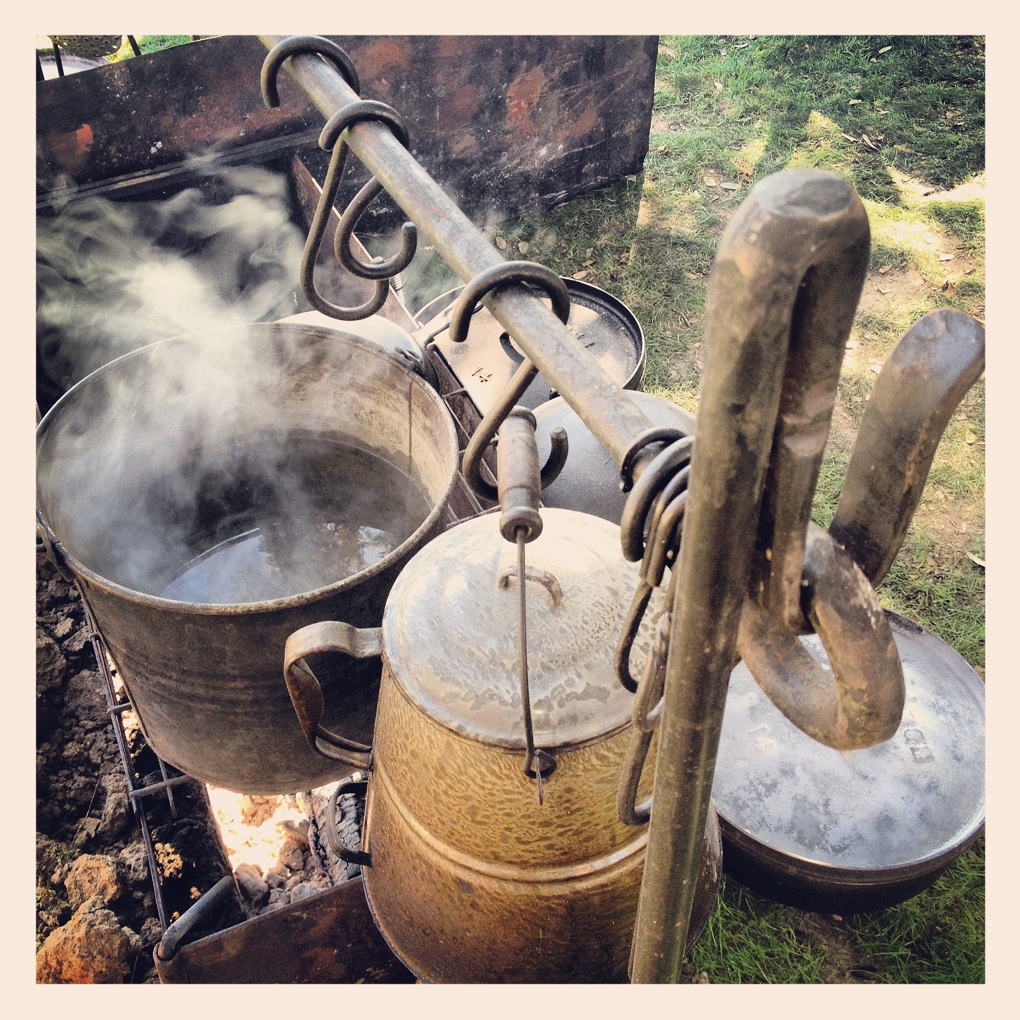 手推磨与蒸汽磨：技术变革与社会制度演变的体现