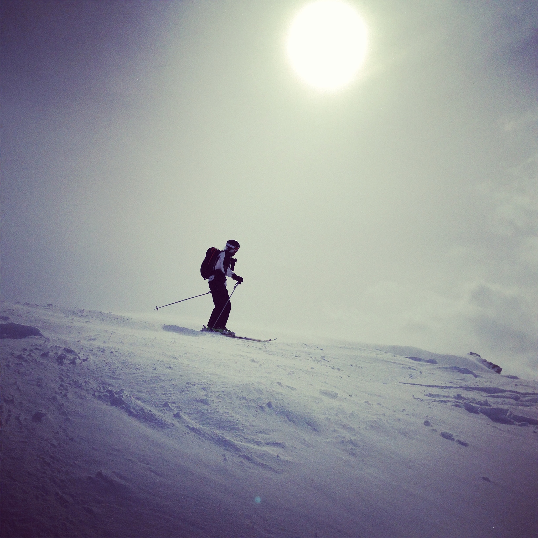 冰雪荒原中的希望之光：少年独自寻路的故事