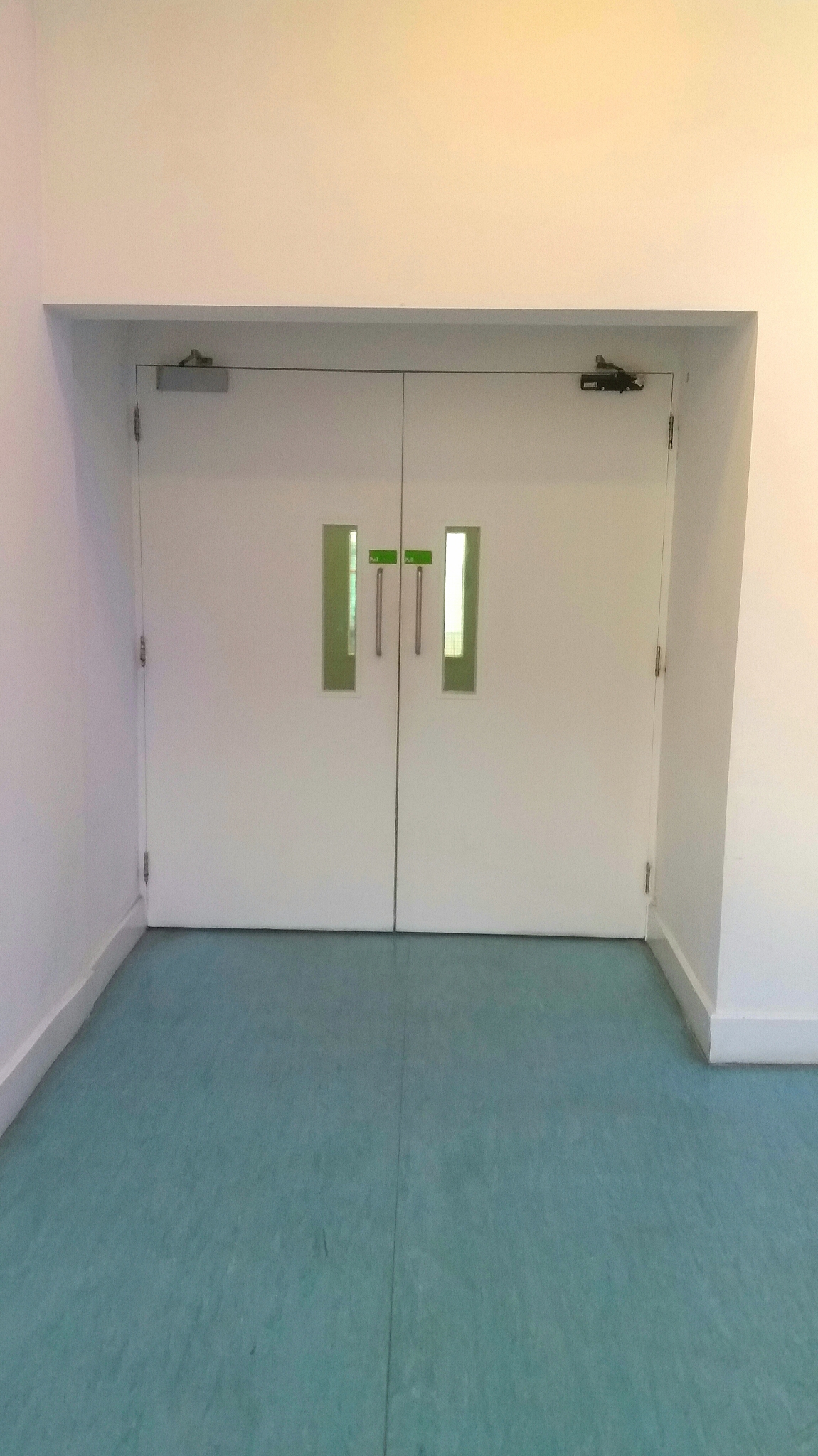 常闭防火门上的保持防火门关闭等提示标识贴在门的哪一面？依据《建筑设计防火规范》 GB 50016-20142018年版的哪一条？