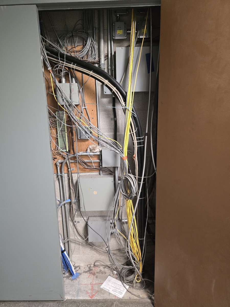 装修时网线怎么走？穿墙还是走线槽？