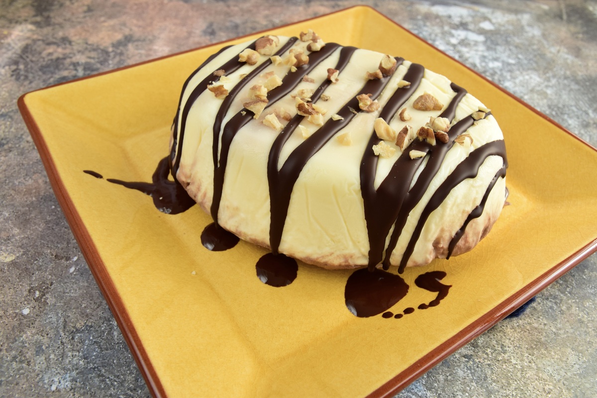 Please translate the following passage into English while conserving accuaracy of meaning無麸質甜品餐廳1無麸質甜品蛋糕麥芬產品：斑斕芒果無麸質蛋糕黑芝麻椰子瑞士卷香蕉藍莓麥芬等材料：粉類蕎麥麵粉椰子粉燕麥粉魔芋粉可以根據不同蛋糕的款式來選擇泡打粉蘇打粉椰子油蜂蜜代糖雞蛋其他材料根據產品的設計來定義黑芝麻斑斕水