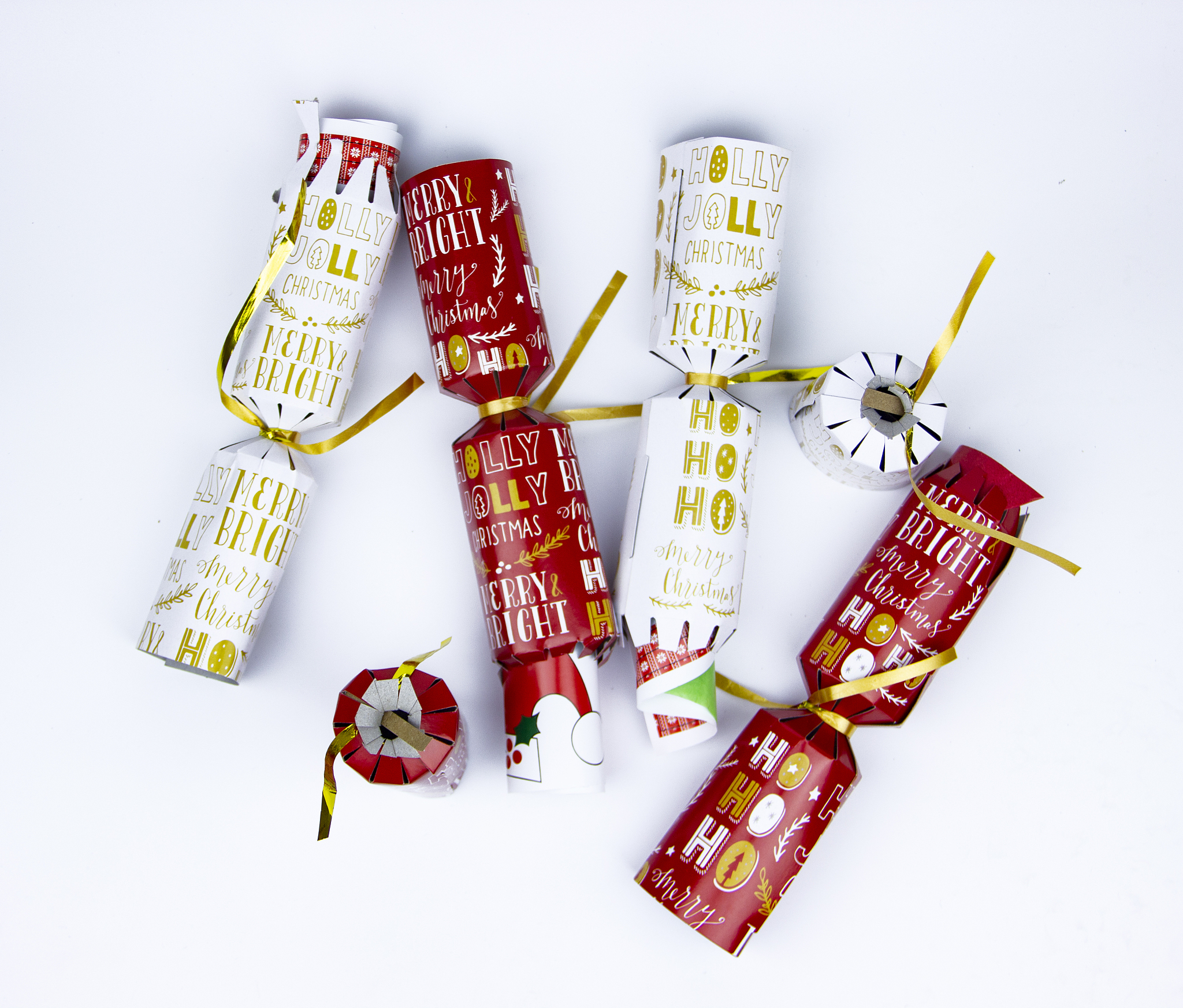 他老板说早上拿了一个鸡爪产品让他做包装设计。我说按我的方法去了解并提问 最终问题就是：你是一位平面设计师现在老板让你设计一份有关鸡爪的包装产品市场定位是年轻群体价格性价比高包装数量较多请你给我提供一下创意设计或者设计思路