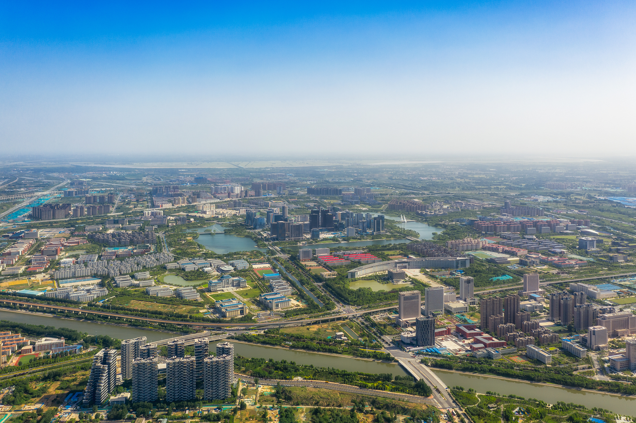 河南郑州郑东新区龙子湖金融岛与黄河远景城市风光户外航拍