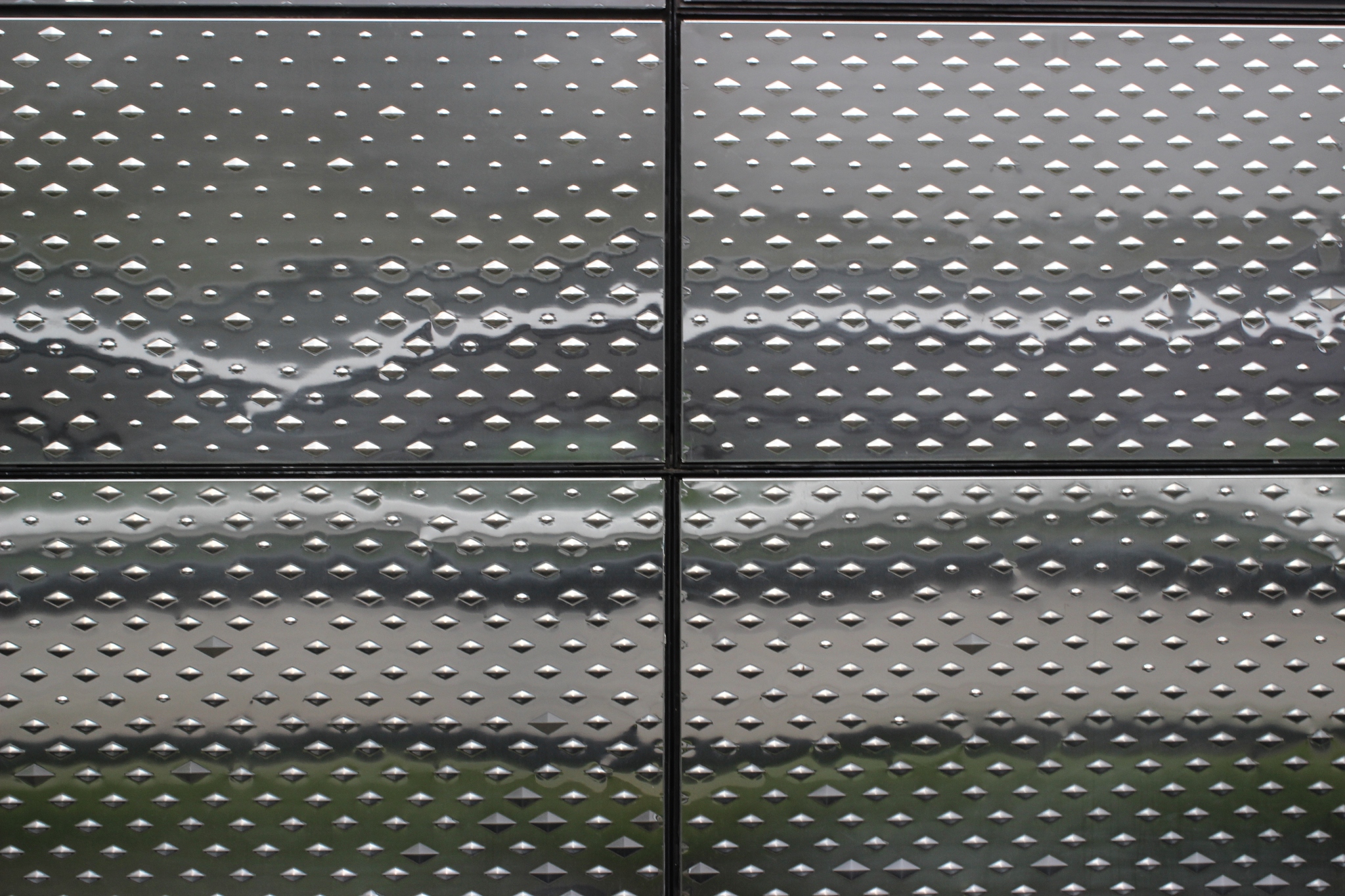 请尽可能详细描述石英的波状消光特征