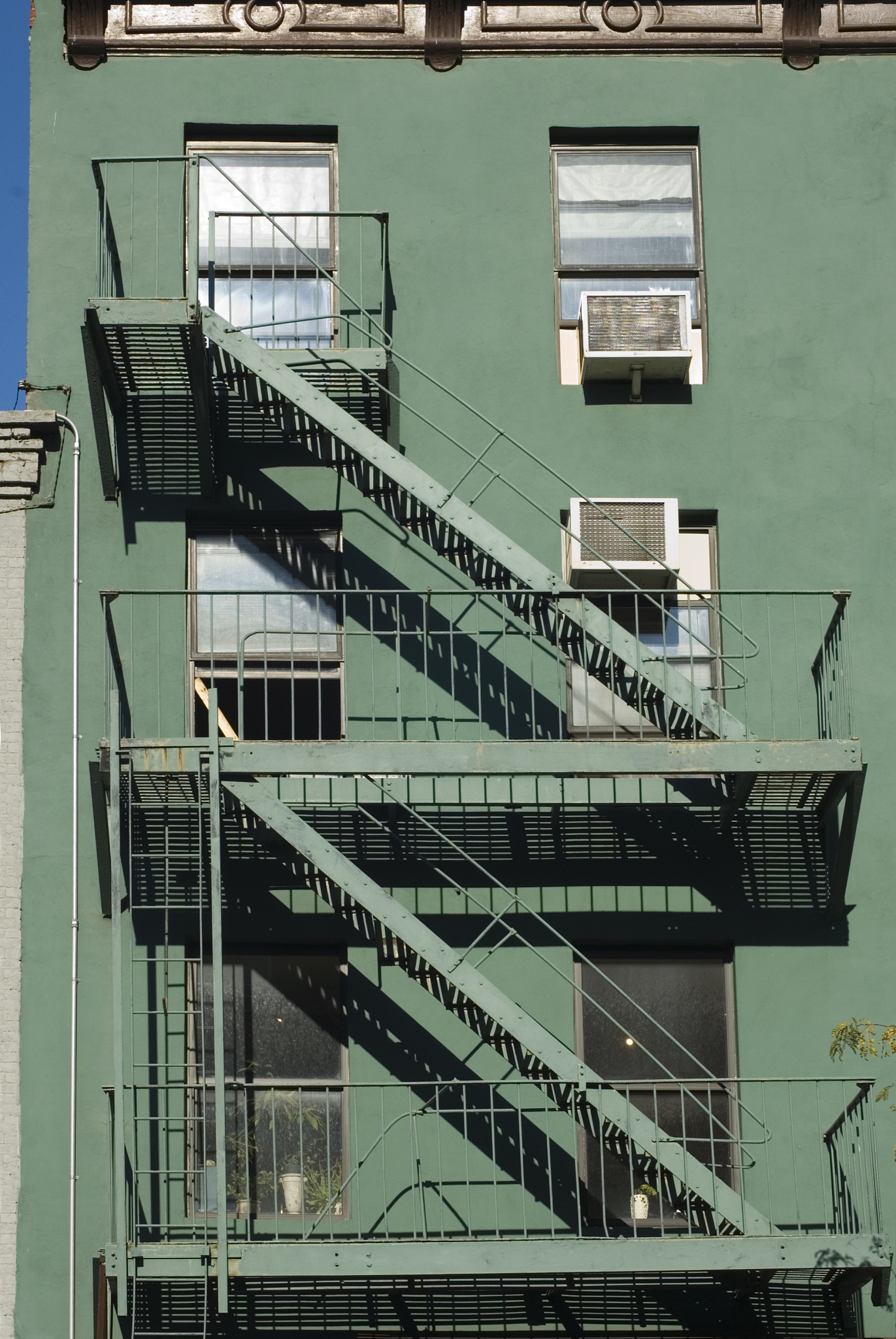 楼梯间的布置，应满足安全疏散距离的要求，并尽量避免形成袋形走道。改写这段话查重率低于20%