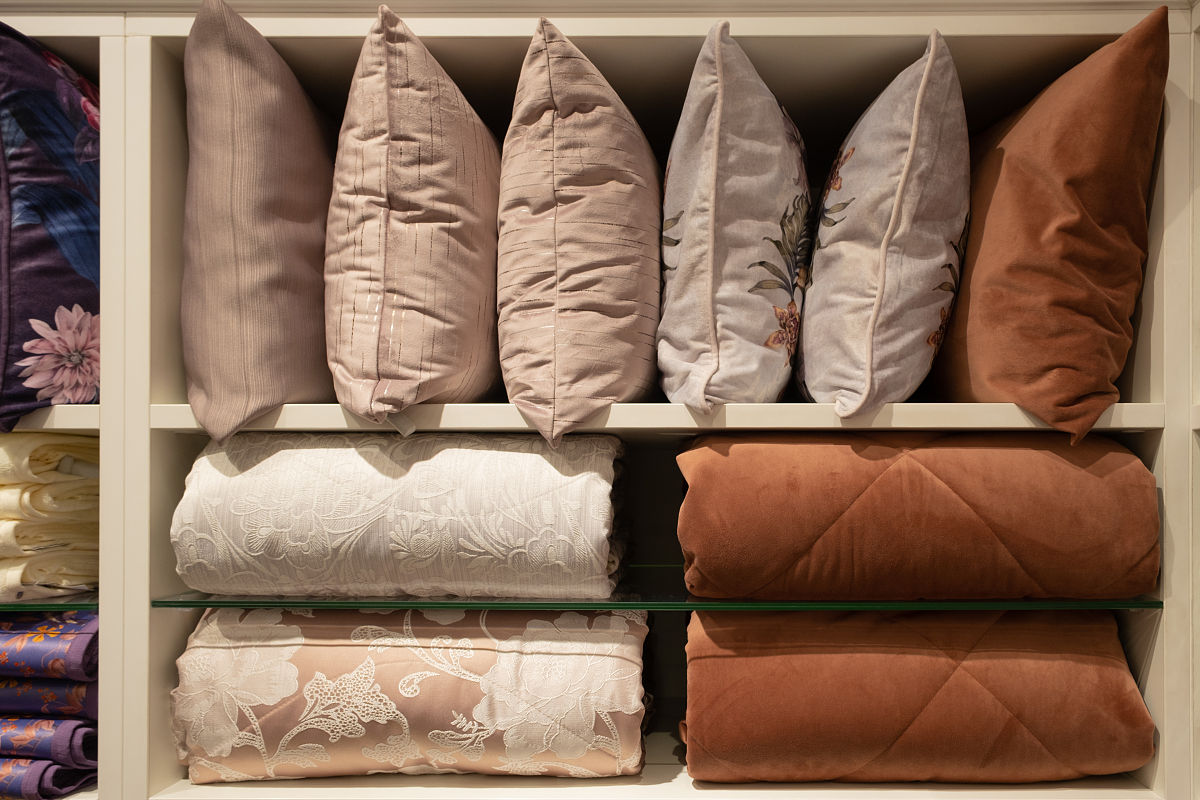 我的毕业创作是，利用茯茶余料制作成一个枕头，暖宫仪器改善上班族的辅助设计