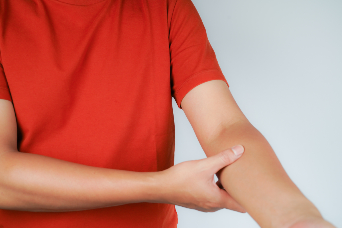 胳膊肌肉跳动是怎么回事