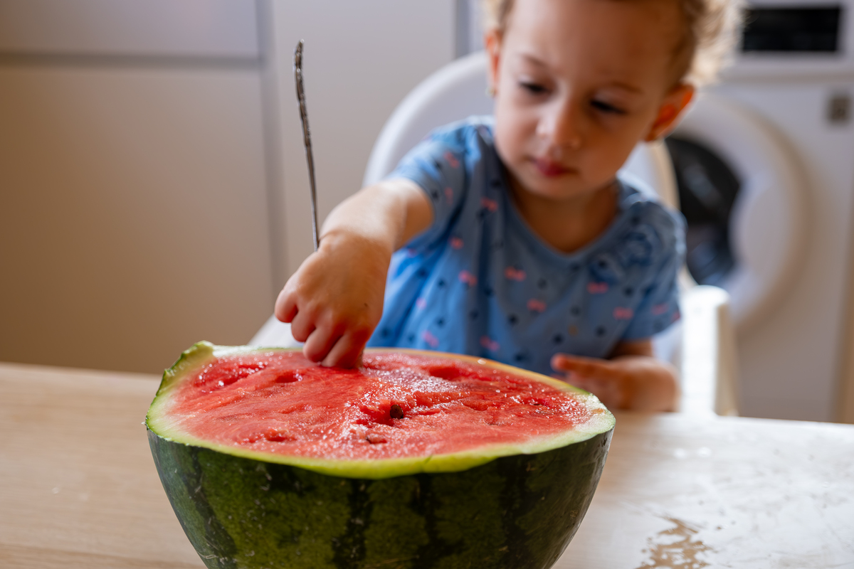 一年级小学生西瓜吃法大比拼，谁才是西瓜达人？