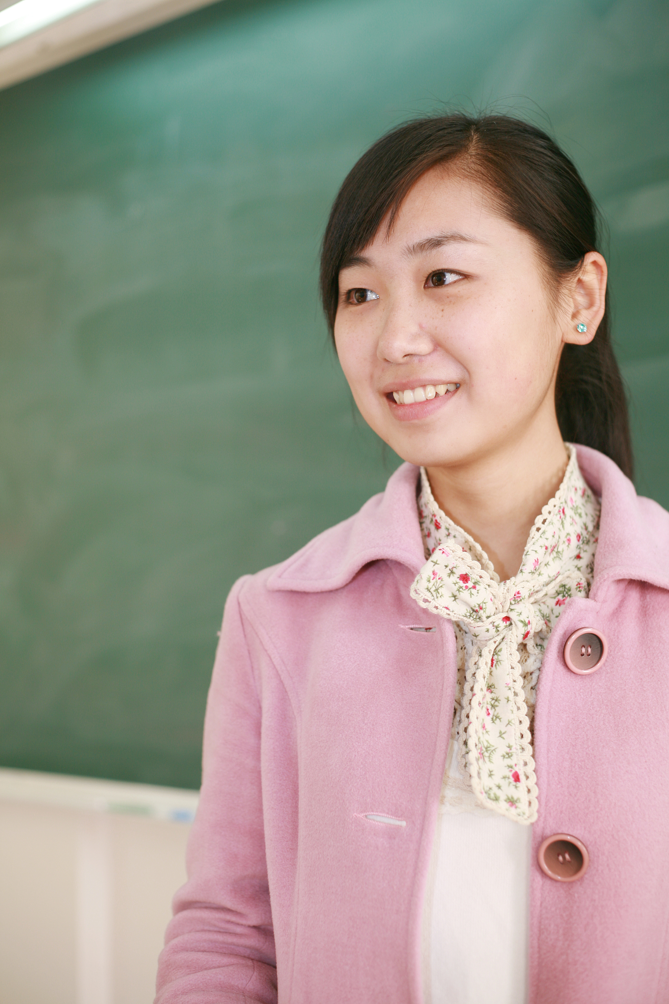 用优美的语言写一句最美幼师的人物描写50岁左右的女老师