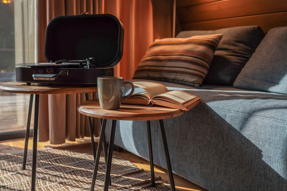 给我一个形容手拎边几的好评模板内容包含：马鞍皮的皮质很好超有质感氛围感拉满空间美学价格全网最低适合多场景摆哪都好看。字数在100-150字之间