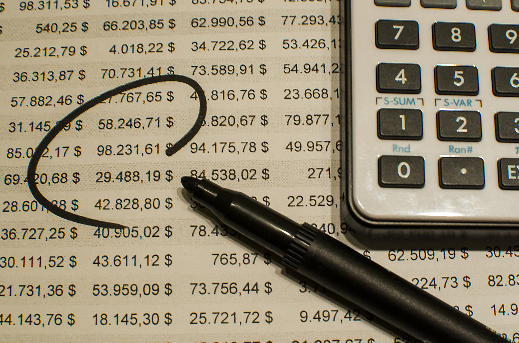 如何在excel中筛选出字符串包含 aaa 的行