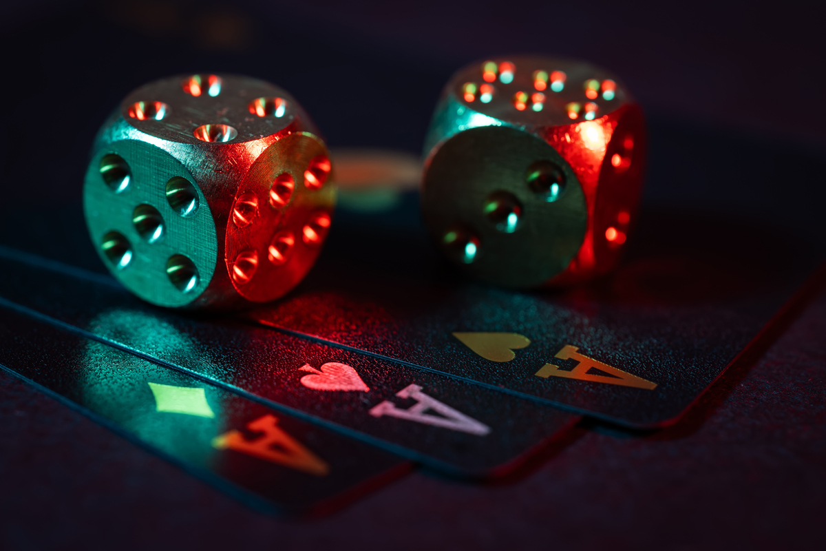 经典黑色游戏塑料骰子：耐用、清晰、轻便，尽享游戏乐趣！