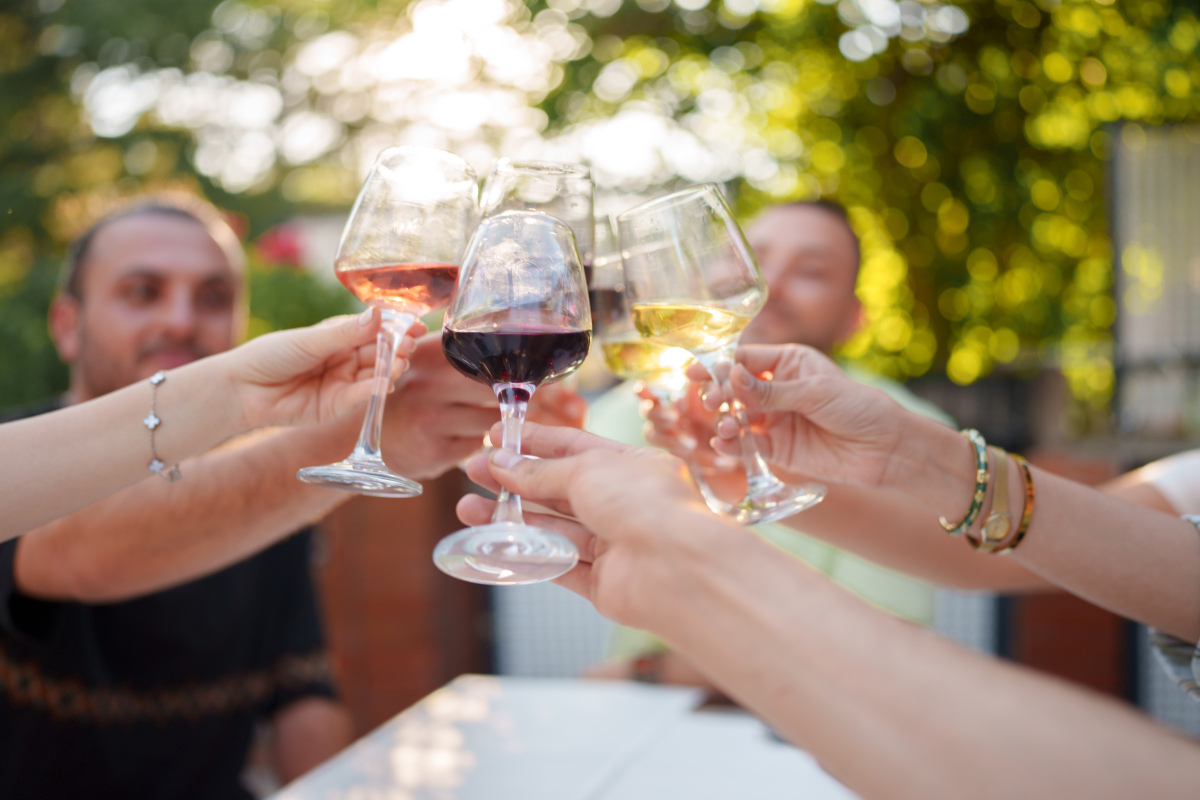 饭酒上我老是敬他们酒客人老是不主动敬酒时什么意思