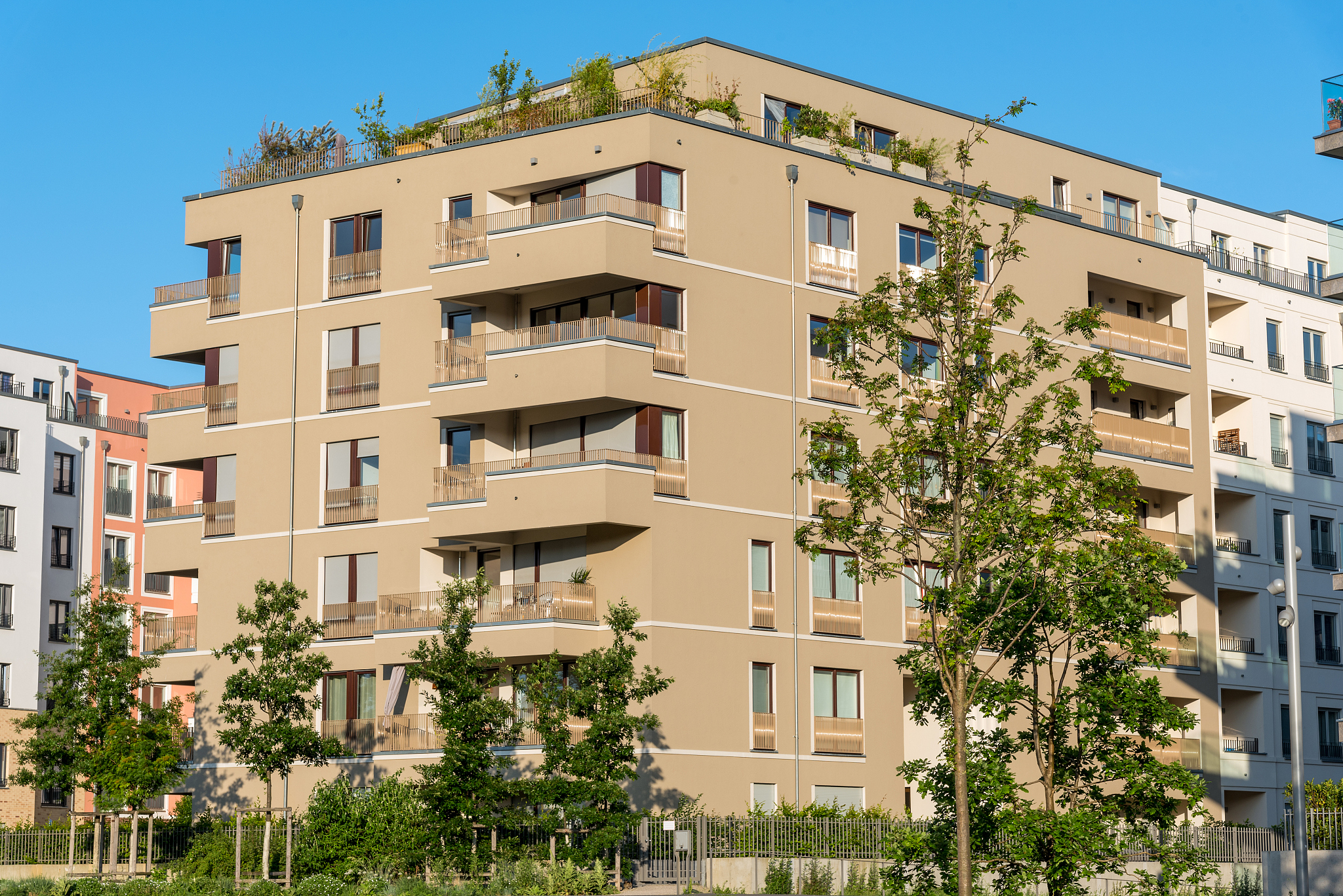 写一份中文邮件你是推销员向将要去芜湖市奇瑞公司实习的刘先生推荐租房信息相关网址为xxxyyy