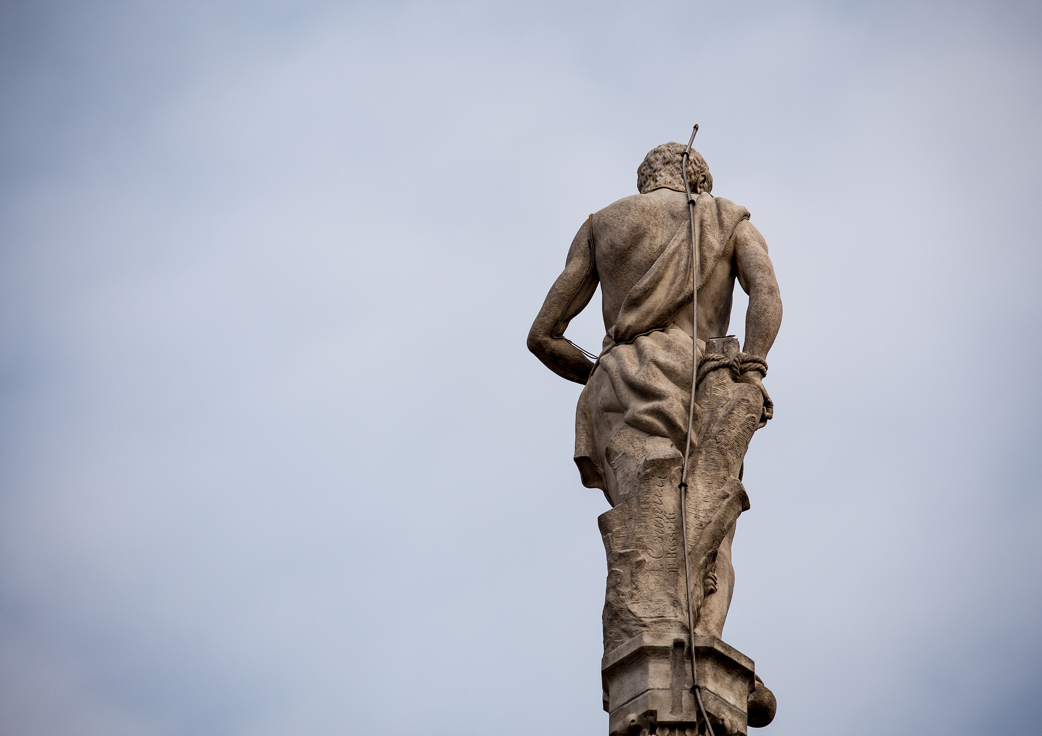 statue