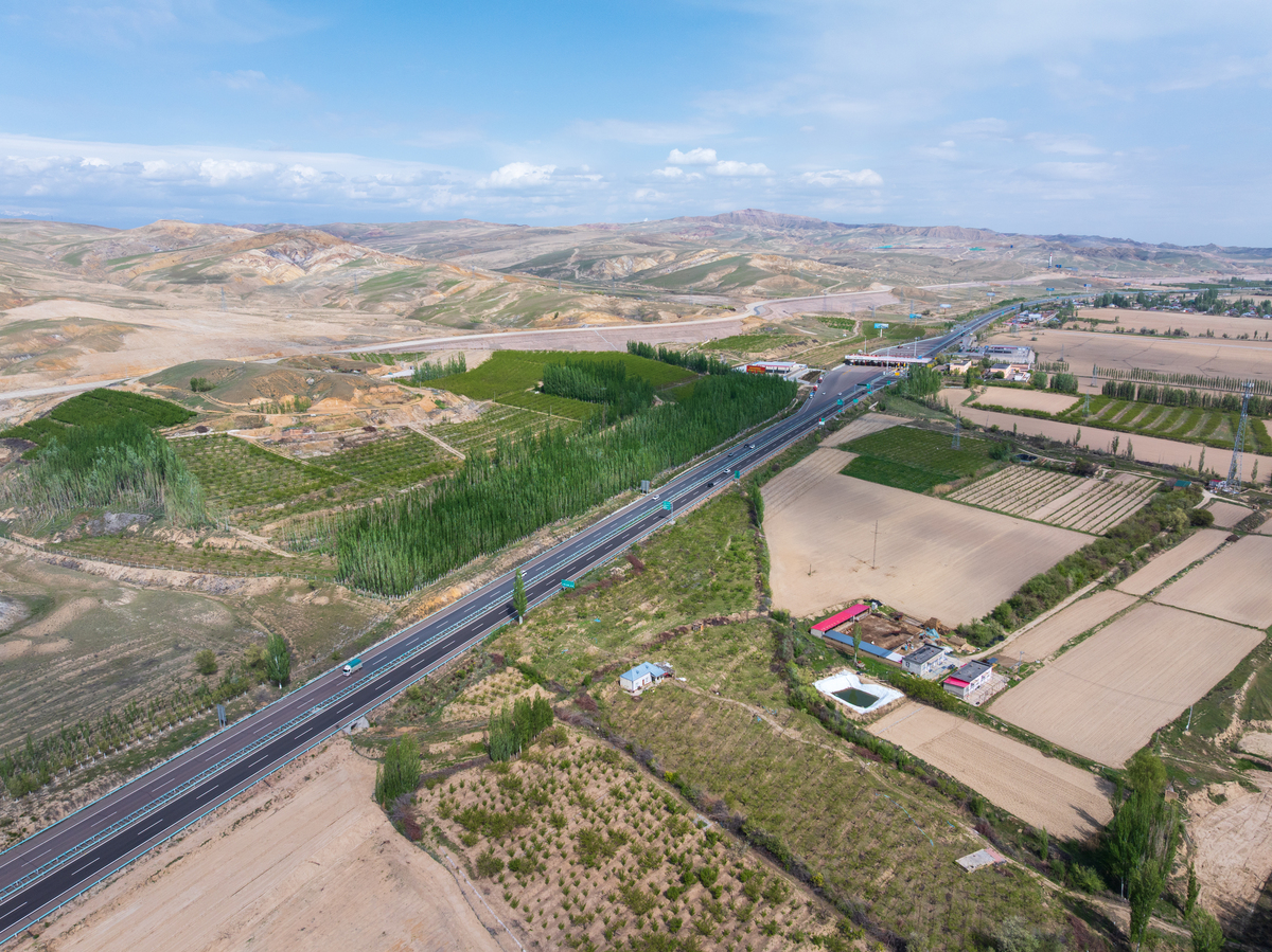 土台至阿达湖石头寨乡公路现在还在停止没有开工。有什么原因帮我用200字详细描述