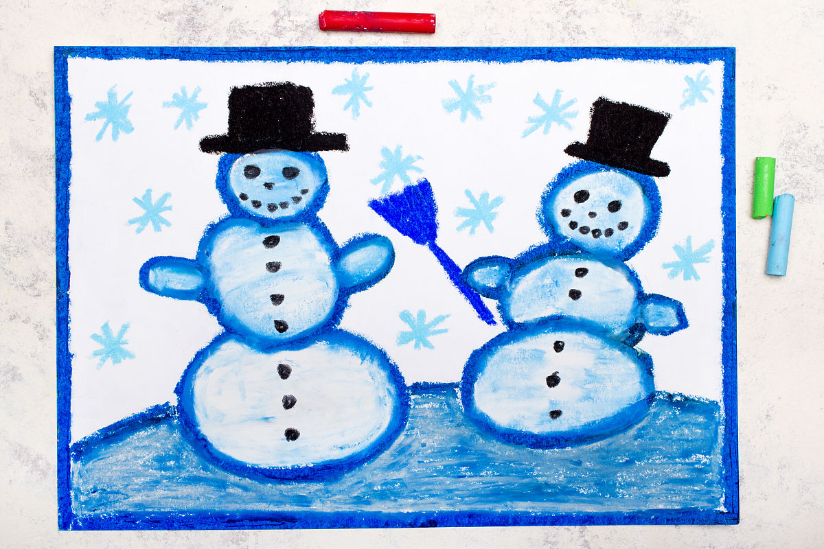 下雪的时候雪花纷纷扬扬飘飘洒洒覆盖了整个环境使得周围变得漆黑一片。这时候雪花在空中盘旋看起来非常壮观和美丽。画画