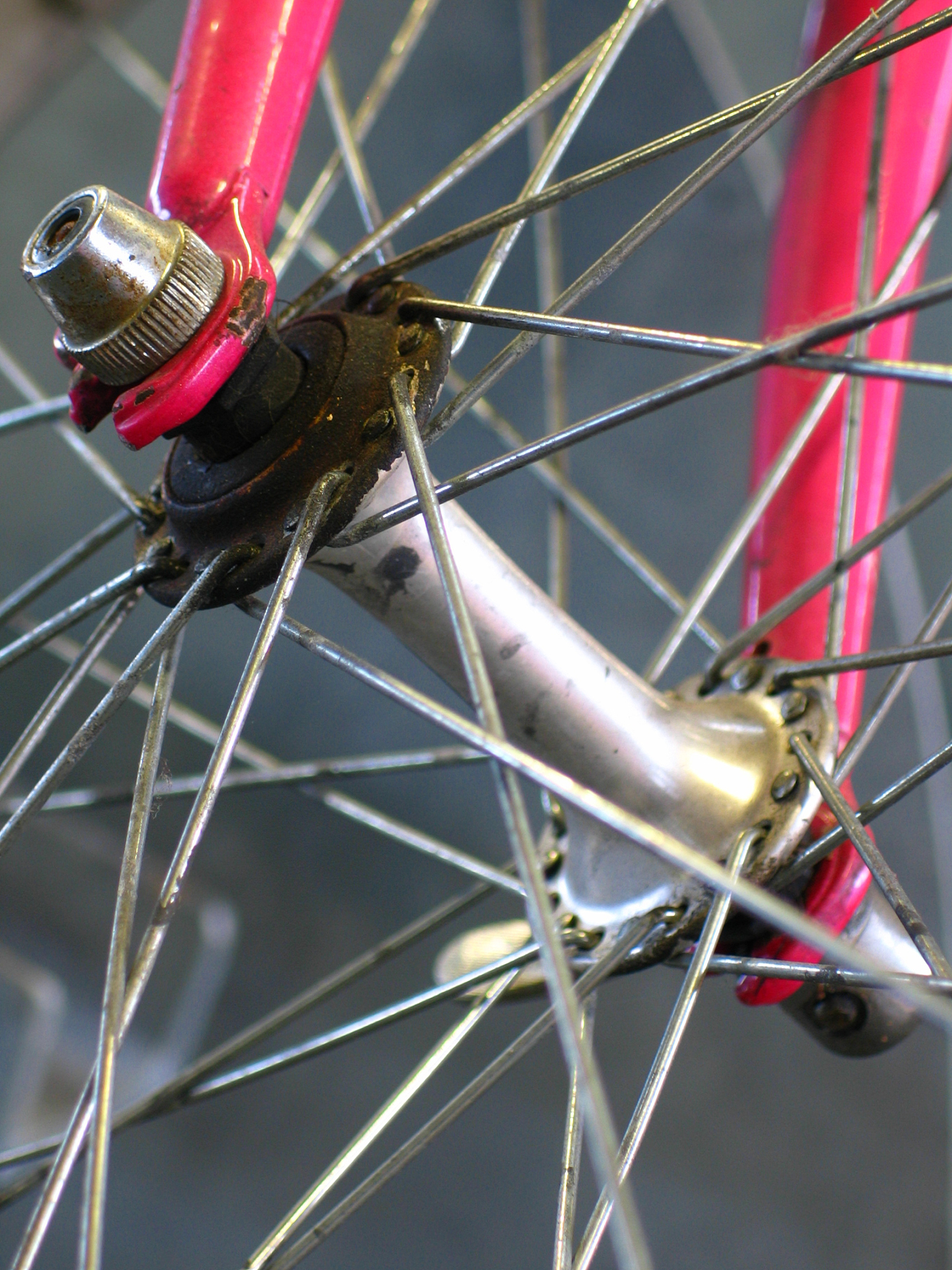 用美式英语写5条关于Bicycle Hook Racks And Heavy-duty Screw Hooks For Garage Walls And Ceilings的好评以及其好评标题。结果格式为标题：好评内容。