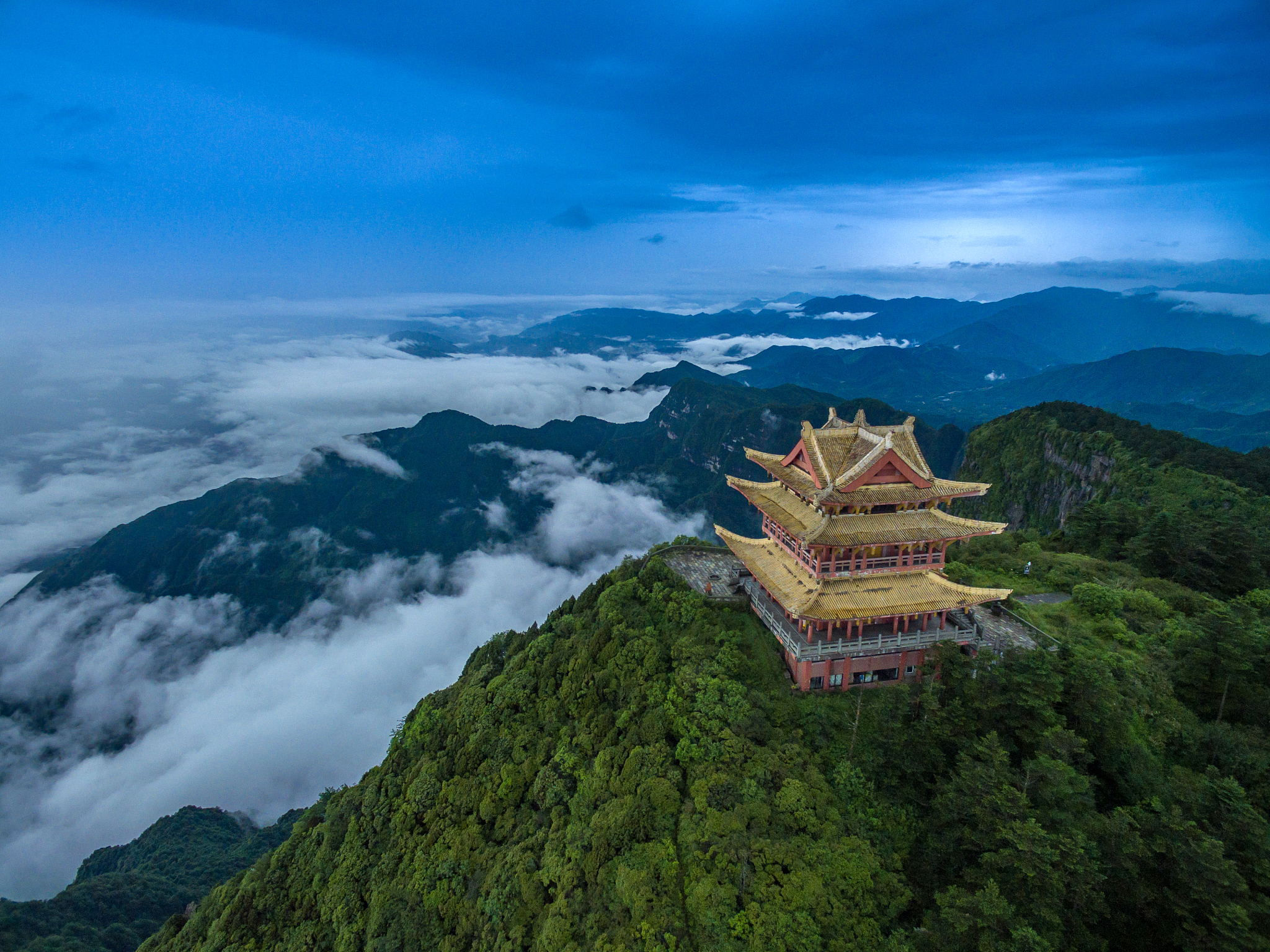 峨眉山游记：探寻自然奇观，领略佛教文化