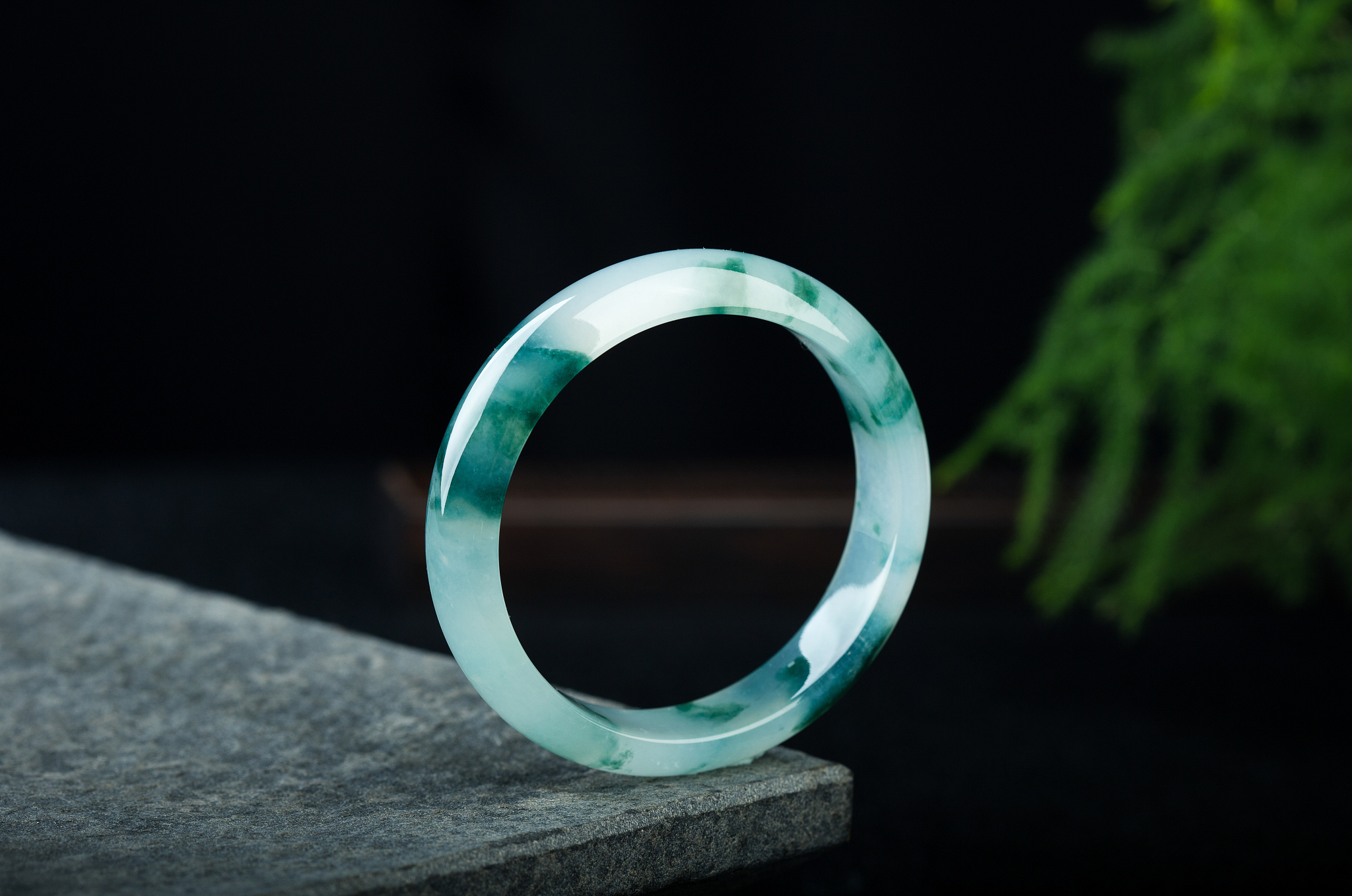 种可以简单的理解为质地玻璃种翡翠质地细腻是众多翡翠中一个比较好的品种。玻璃种翡翠大多出自老坑也就是我们通常所说的老坑玻璃种这是透明度最高的翡翠通常具玻璃光泽它的质地细腻纯净无瑕疵主要分白玻璃、色玻璃两种二者都是翡翠中的极品其中色玻璃更为罕见。所以但从质地上看玻璃种翡翠的质地越细腻它的价钱就越高。换一种扩展的方式表述