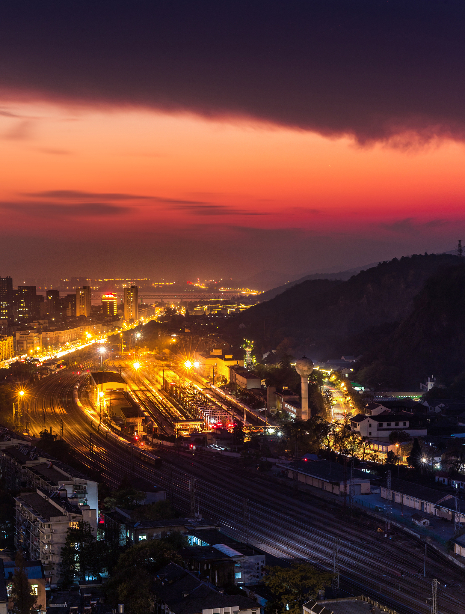 火车铁路夕阳灯光