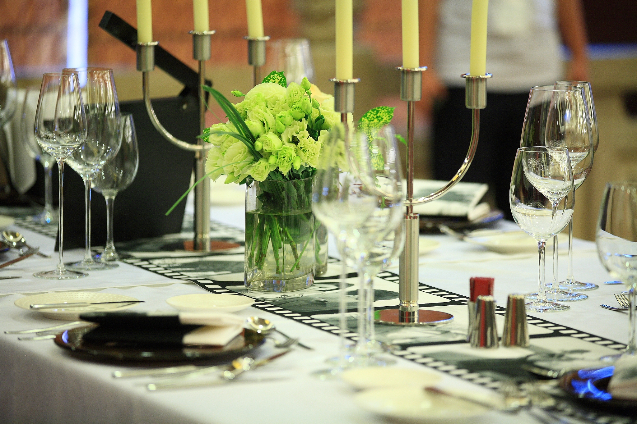 敬酒时酒杯高低礼仪：详解不同场景下的正确做法