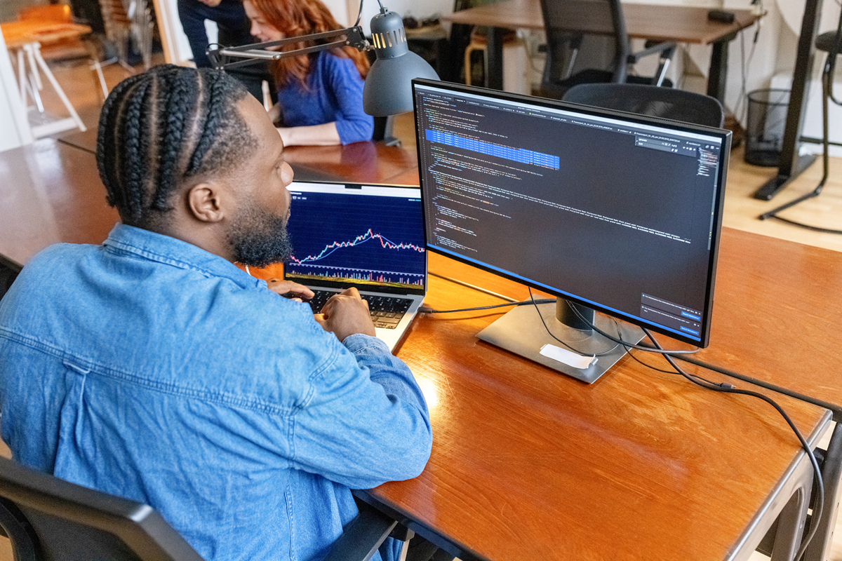 16GB内存够用吗？M5MacBookAir多任务压力测试