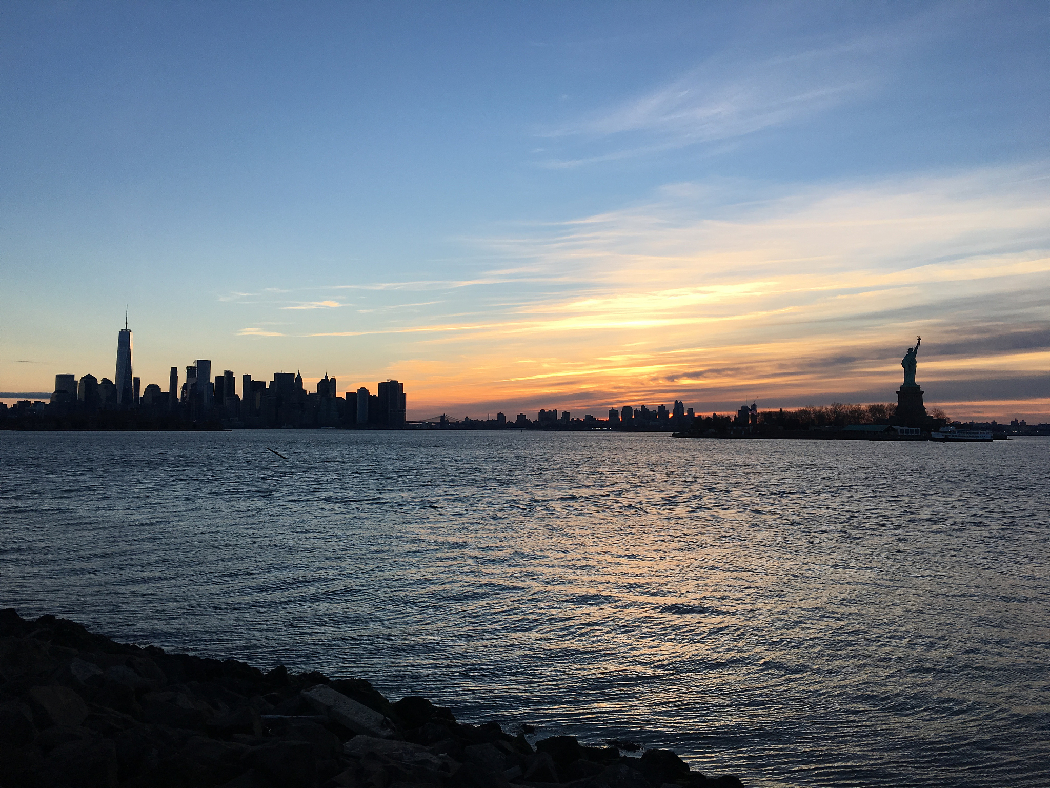 初春星海广场：夕阳余晖下的诗意景象