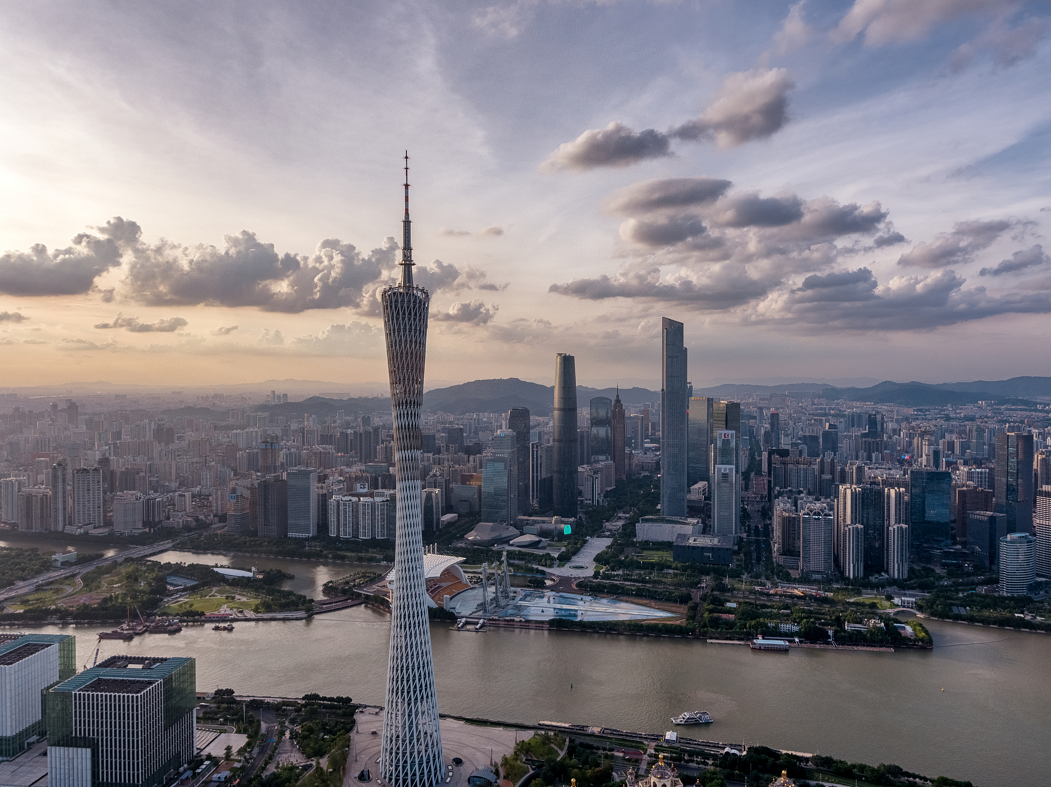 航拍视角下的广州城市天际线全景