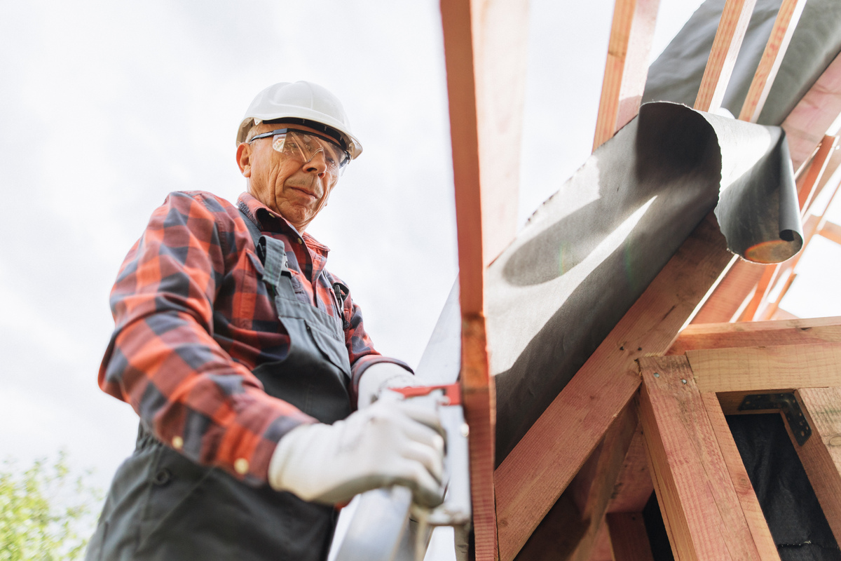 深情描述工人通过自己的辛勤劳动获取收益的脚本