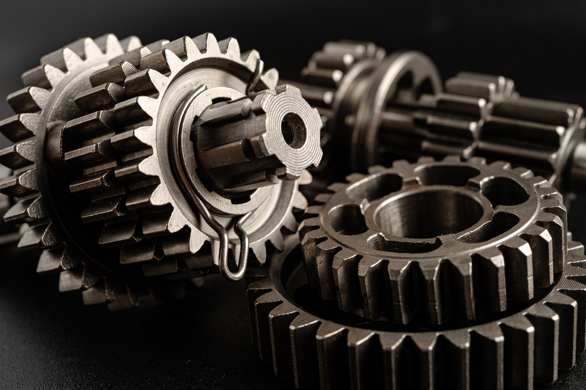 常见的传动类型：链传动、齿轮传动和带传动