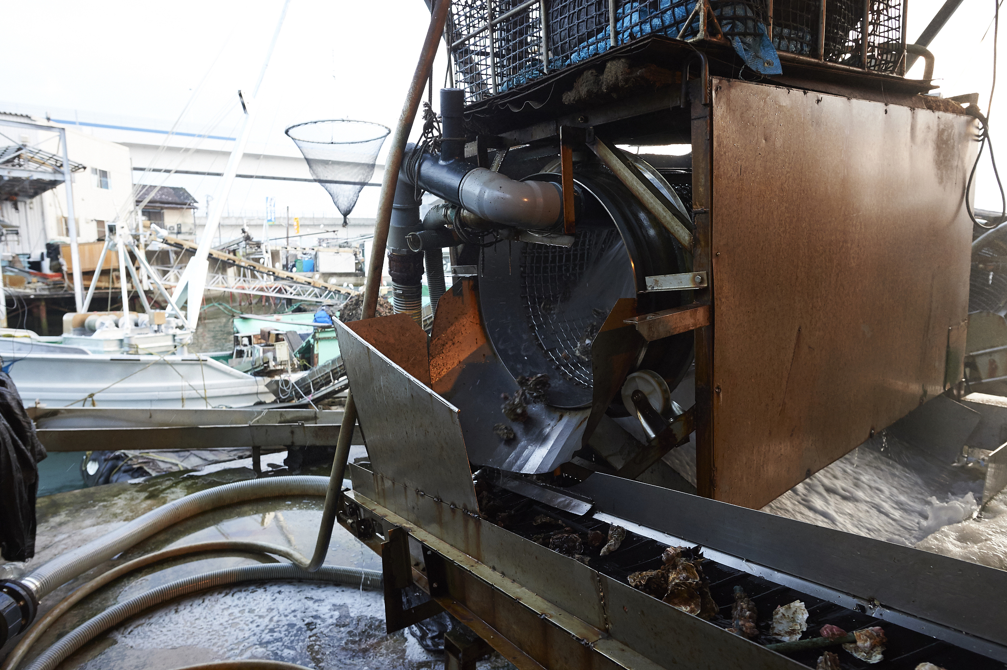 船舶清理工作持续进行，预计明早完工