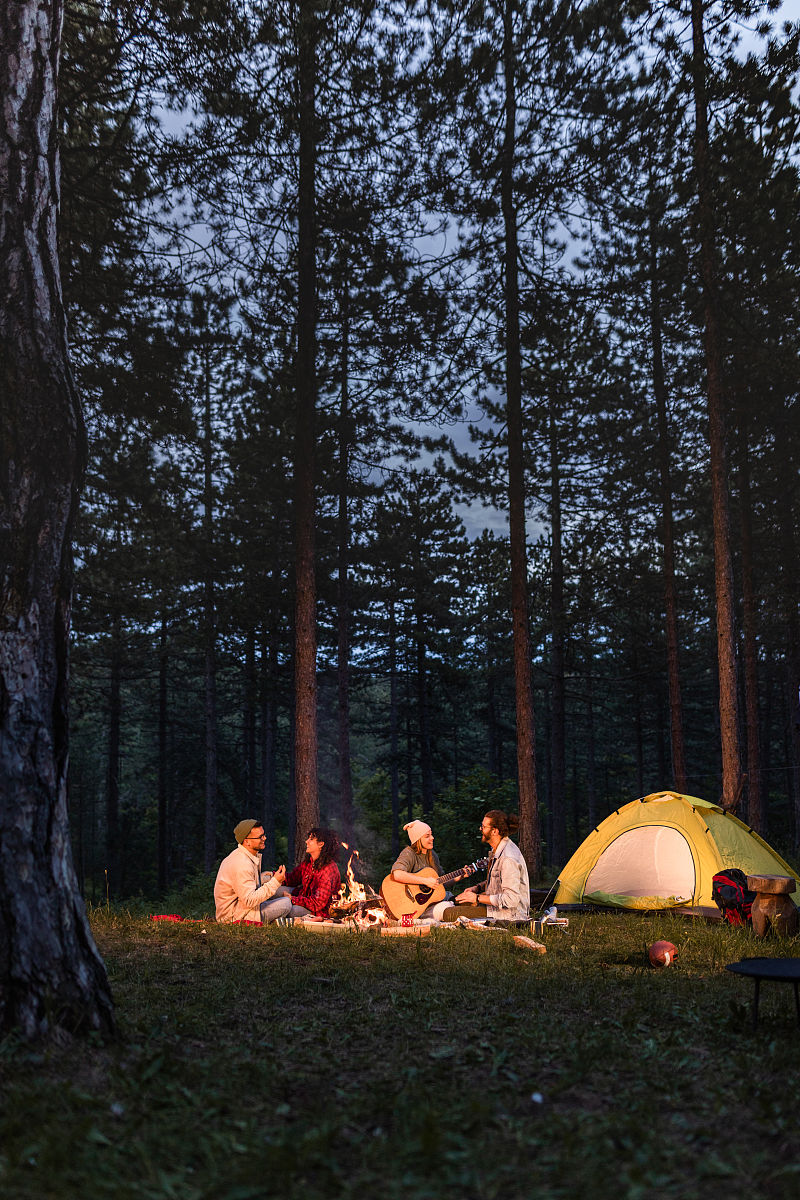 写一份关于露营节的小红书文案 加上表情