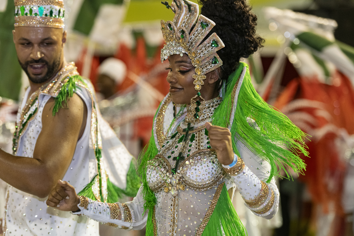 以巴西文化的热情：舞蹈、音乐与足球的狂欢为题写一篇1200字文章