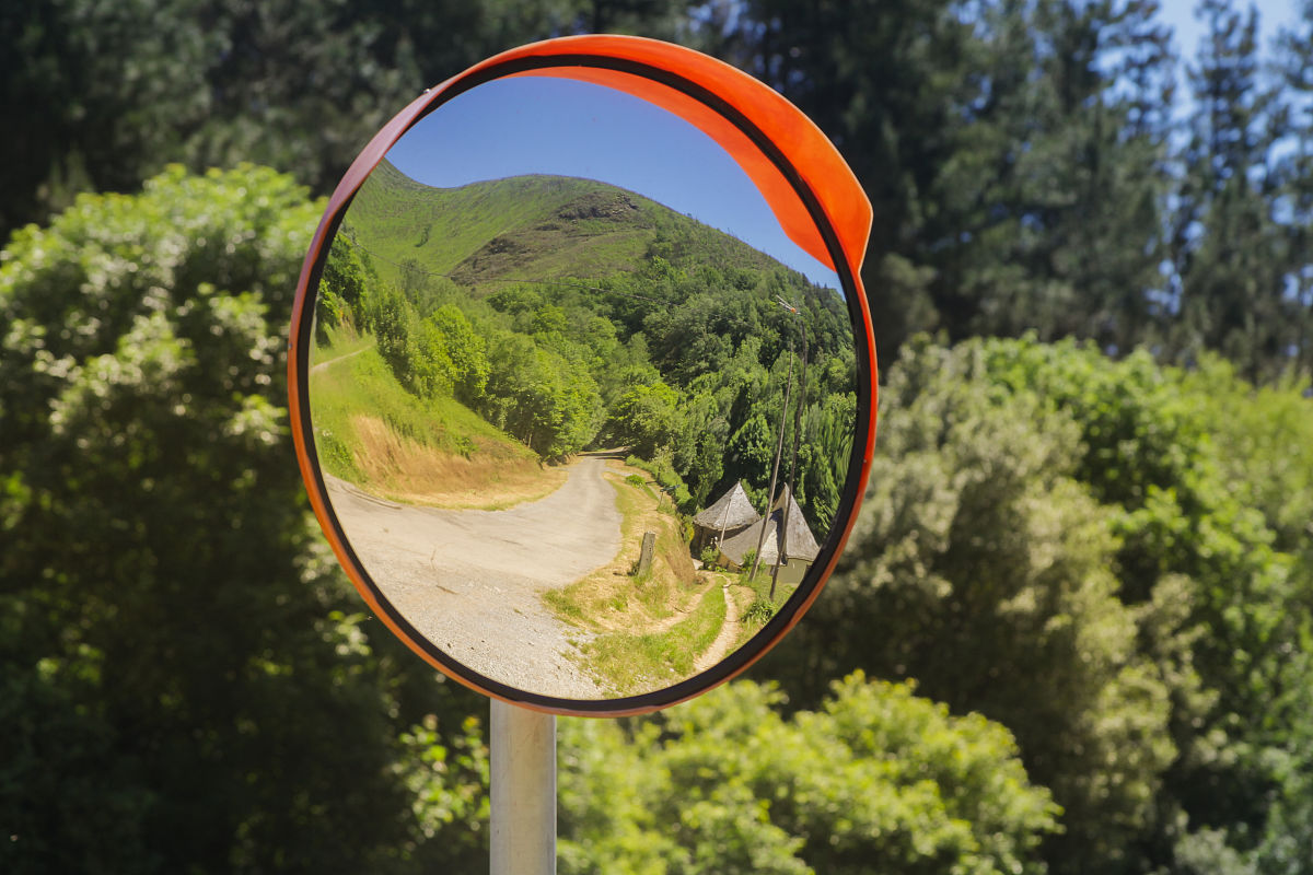 反射原理：从自然现象到人类应用