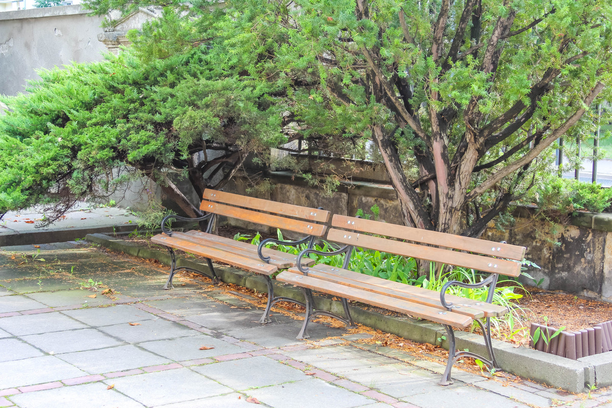 小区道路安装休闲靠背坐凳现场安装案例刚安装好小区居民就停下脚步体验舒适的感觉