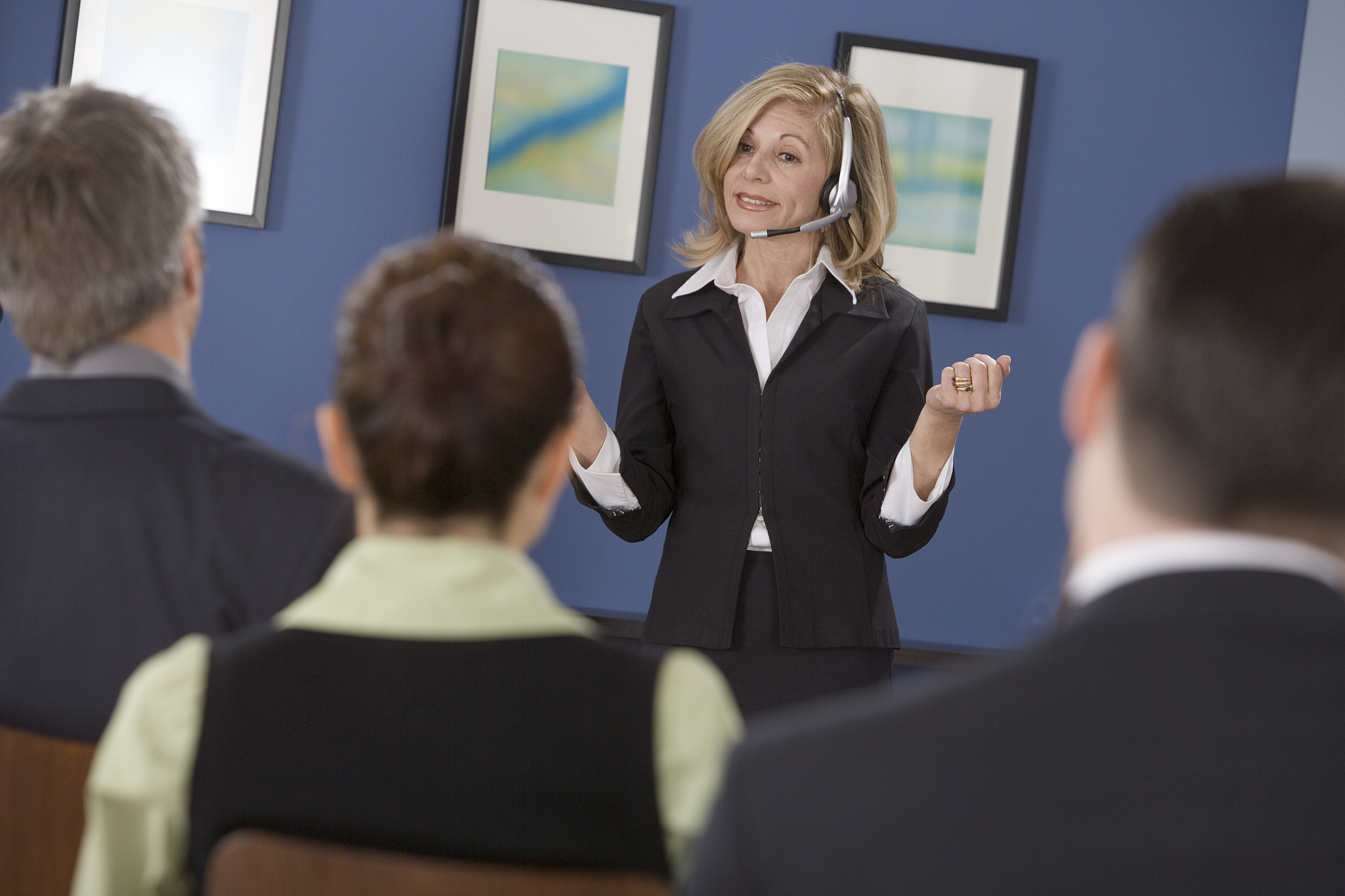 态势语言在演讲过程中的使用原则是。A幅度越大越好B台下刻意训练C台上要谨慎运用D尽情挥洒