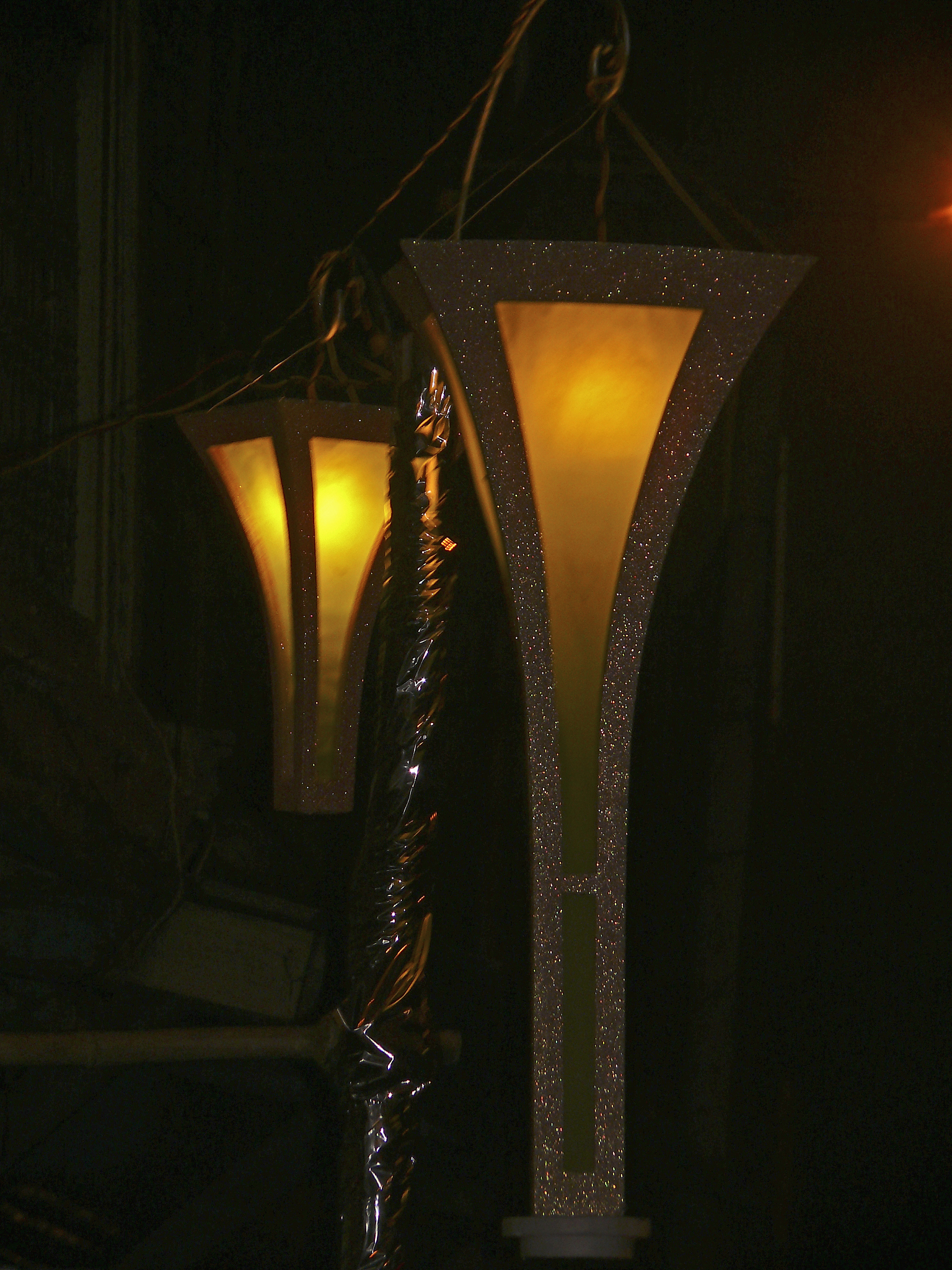 工作室主要业务为舞美灯光设计灯光秀编程文旅灯光设计编程舞美与文旅项目的三维动画模拟视频制作。灯光控台技术培训灯光秀编程培训三维模拟动画制作软件培训。取100个独一无二用一个单词的大海元素的高端的暗黑风格的英文工作室名字。