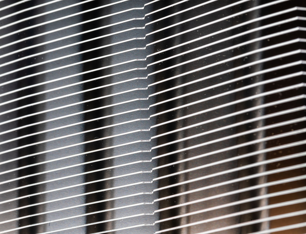 请阐述热管背板空调的原理及关键技术难点。