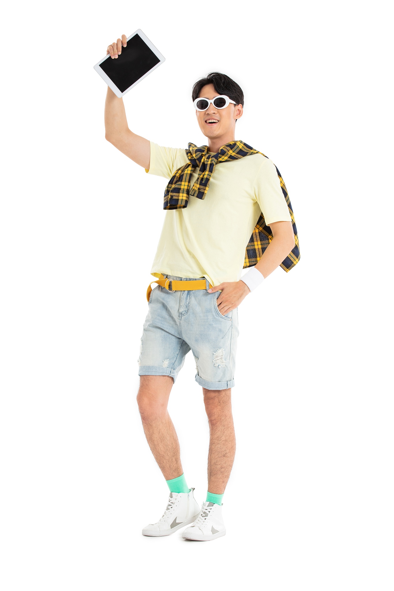 手拿平板电脑的年轻男生