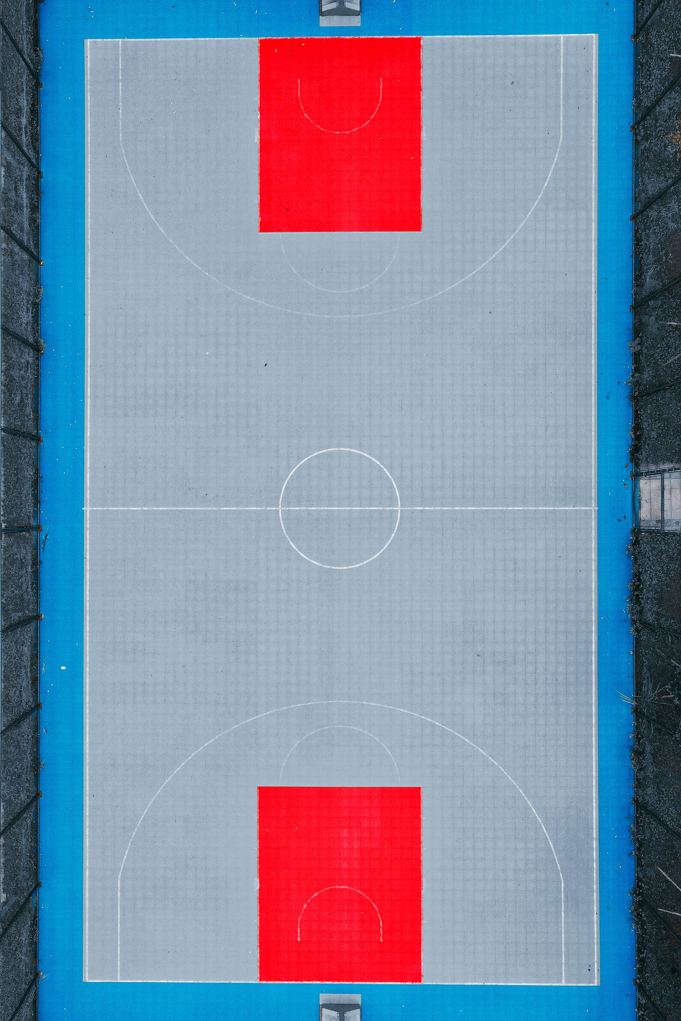 篮球比赛规则详解：场地、队伍、时间、目标、规则及犯规