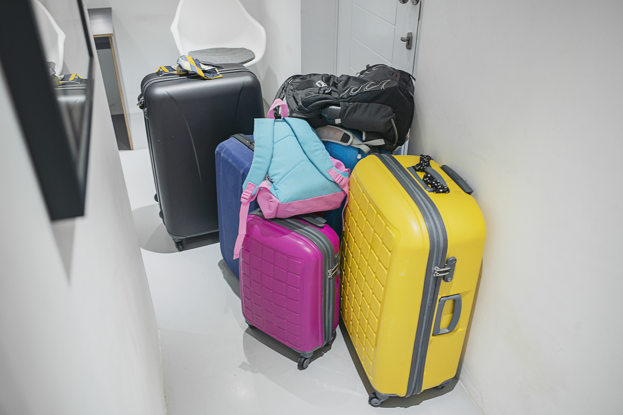 宽拉杆行李箱摆放整齐