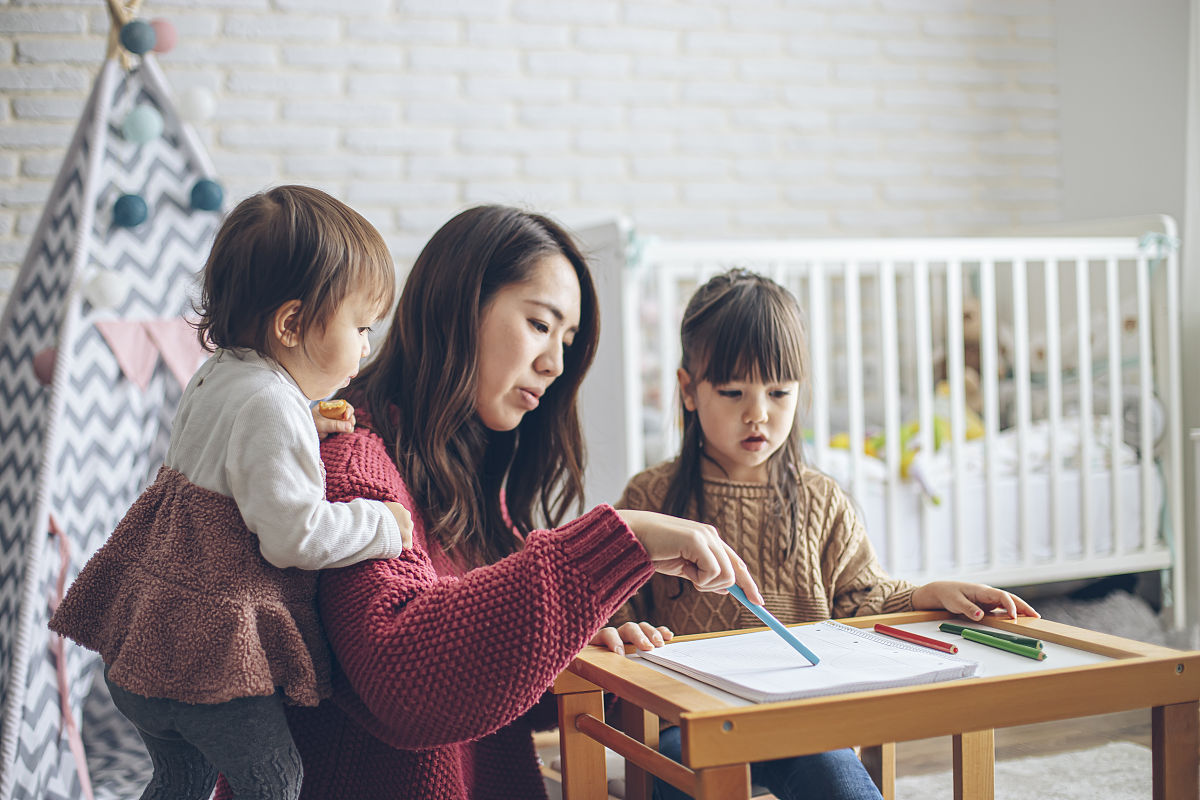 扮演教育领域博主写出100条生动有话题的教育领域文章标题