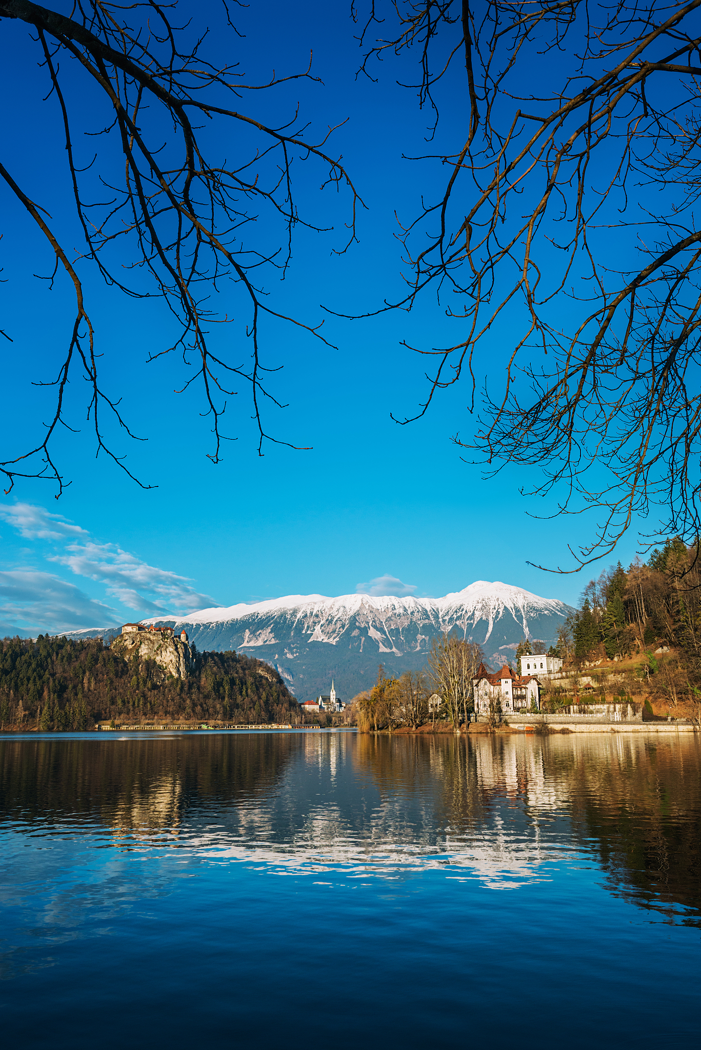 扮演一名旅游博主写篇500字你透过车窗看风景 山川湖泊也在看你。的短视频治愈文案