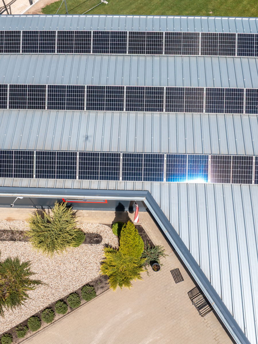 Write an academic essay on the advantages and disadvantages of green building
