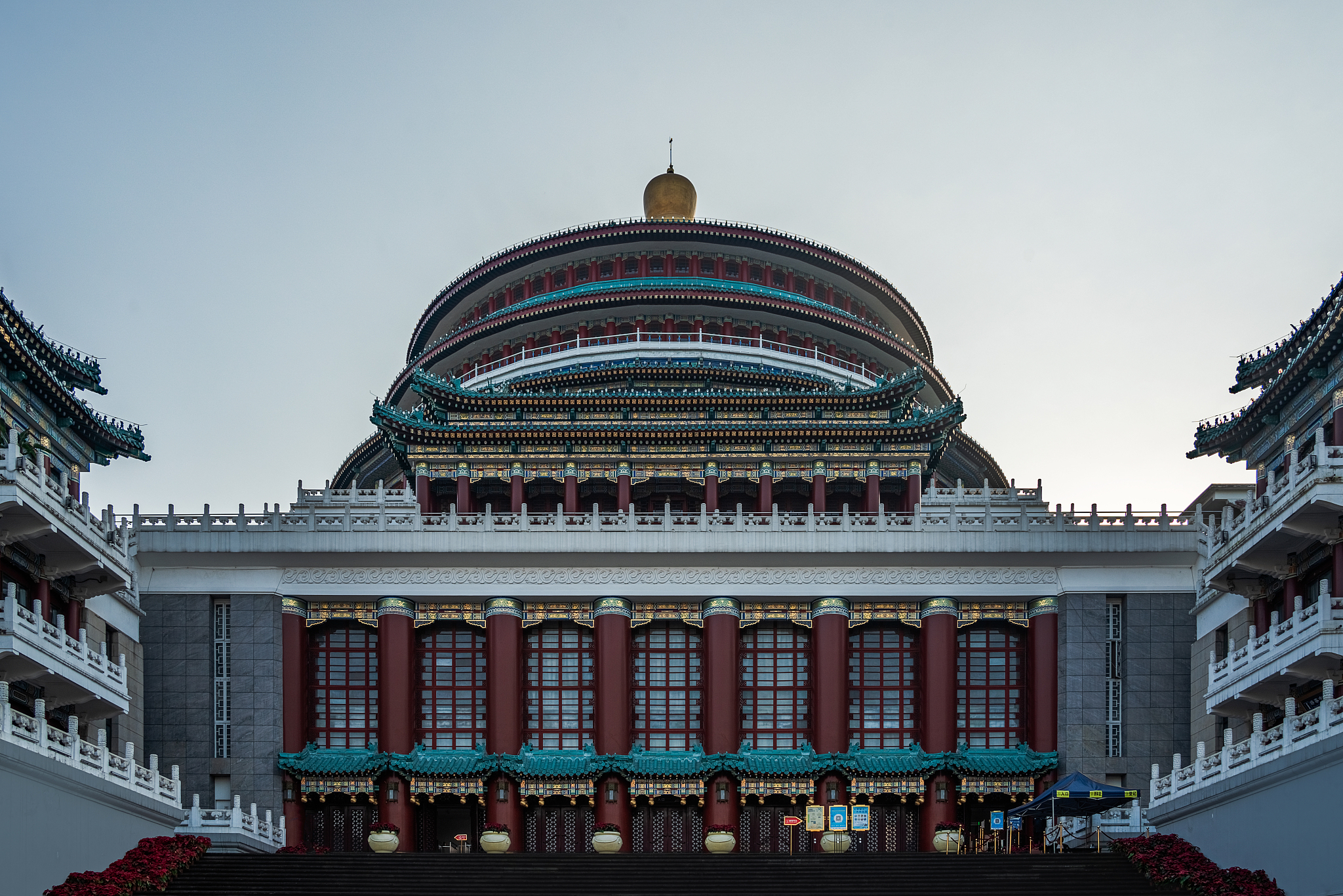 重庆人民大礼堂：见证历史与繁荣的城市地标 - 预订参观