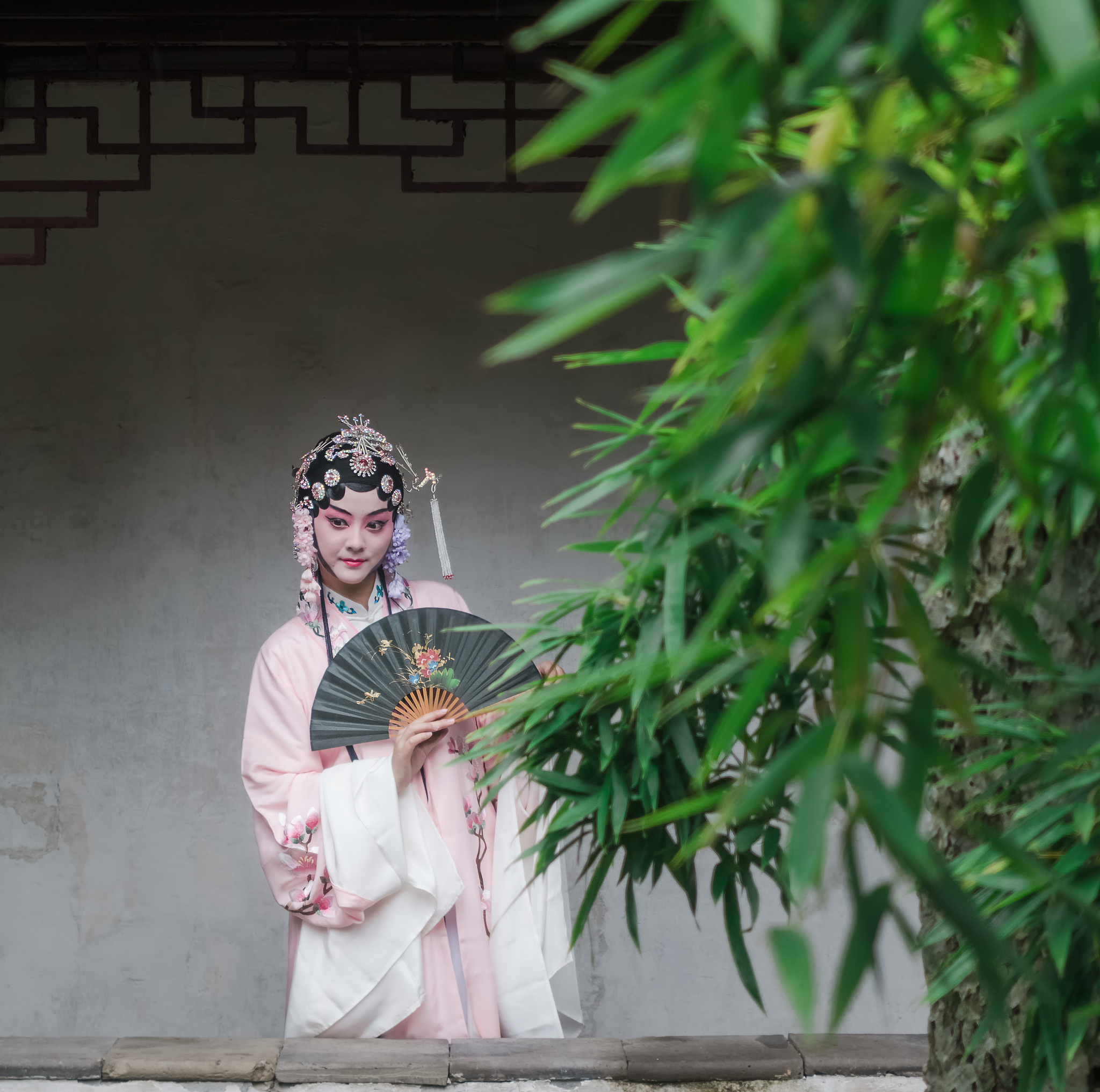 中国园林内演出的戏剧演员